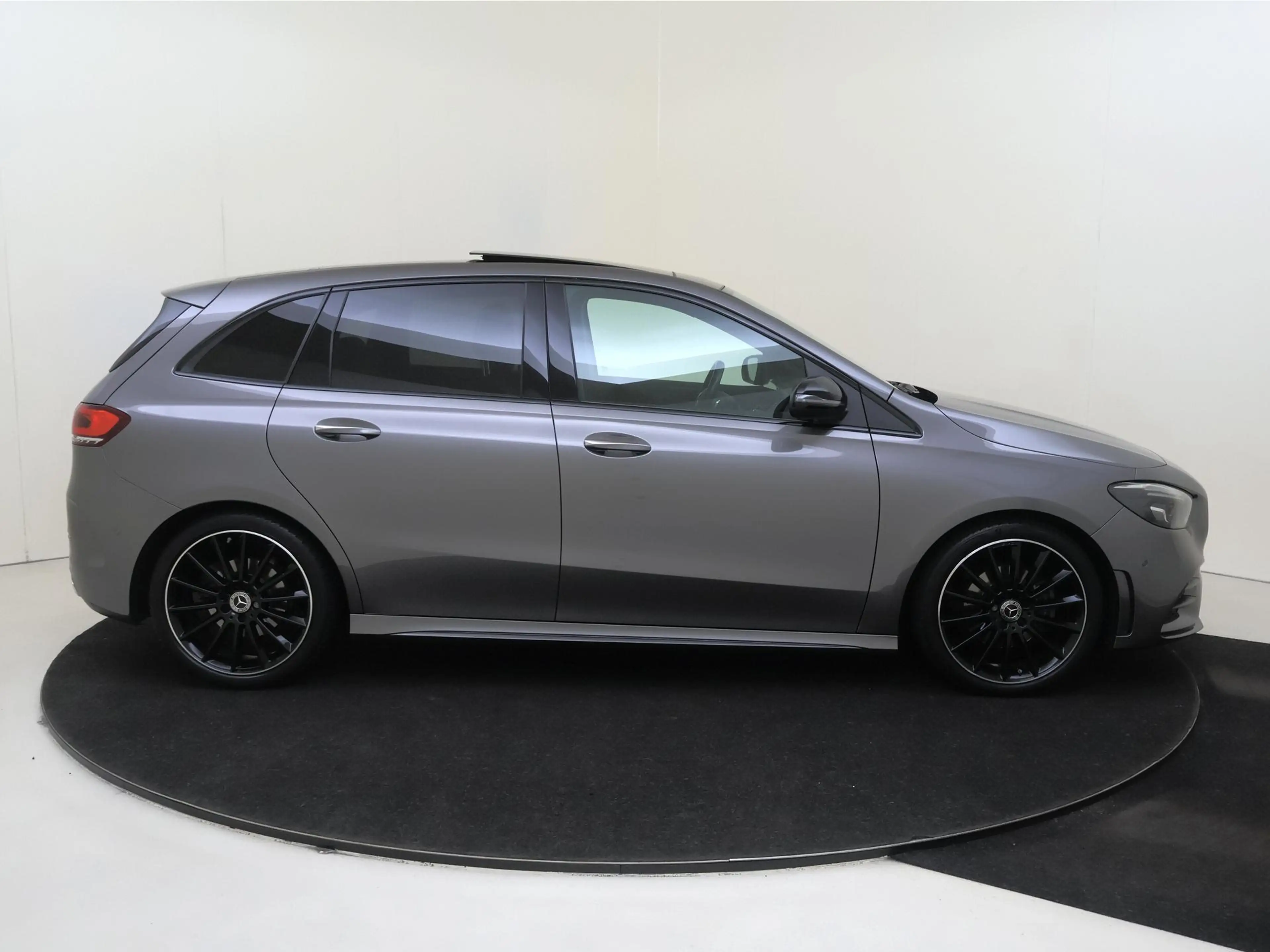 Mercedes-Benz B 200 AMG Line / Panoramadak/ Night/ Leder/ 19 inch/ Sfe — photo 9