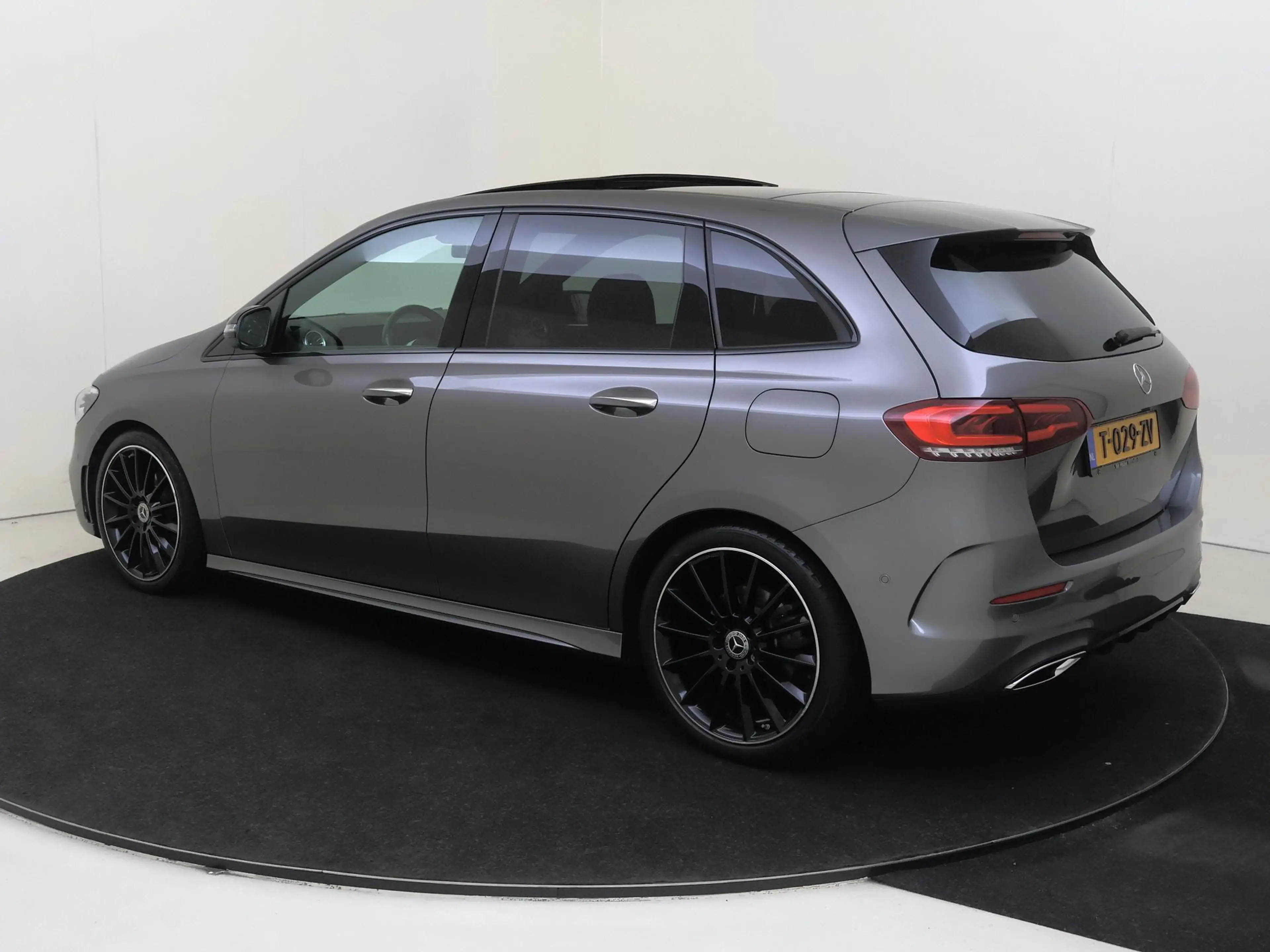 Mercedes-Benz B 200 AMG Line / Panoramadak/ Night/ Leder/ 19 inch/ Sfe — photo 3