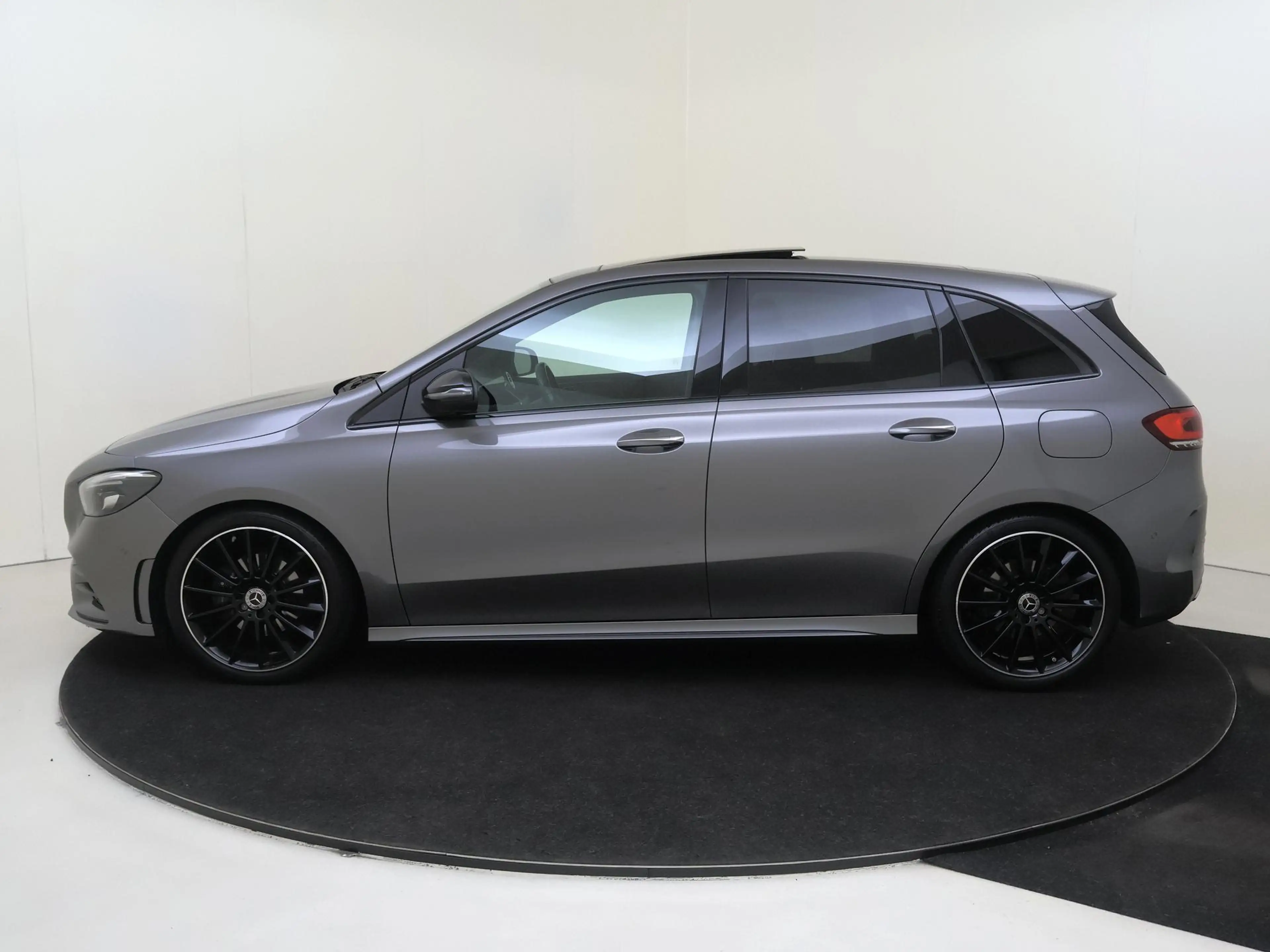 Mercedes-Benz B 200 AMG Line / Panoramadak/ Night/ Leder/ 19 inch/ Sfe — photo 8