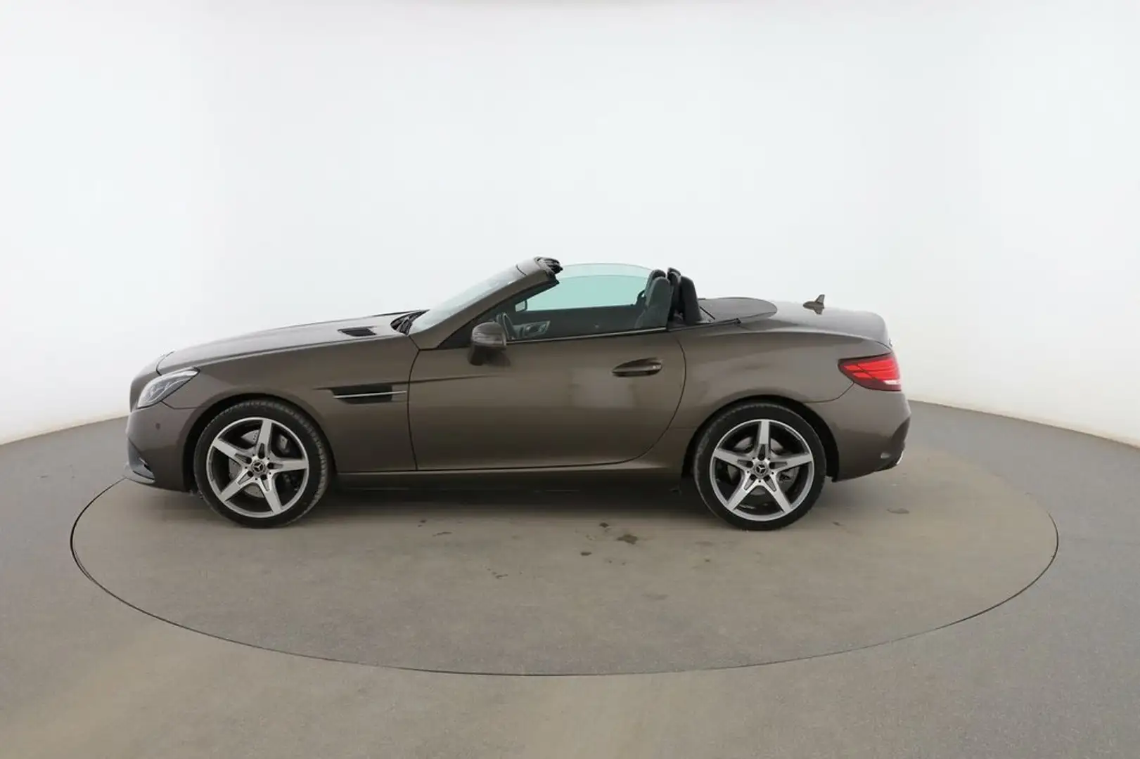 Mercedes-Benz SLC 200 CGI AMG Line Šedá - 2