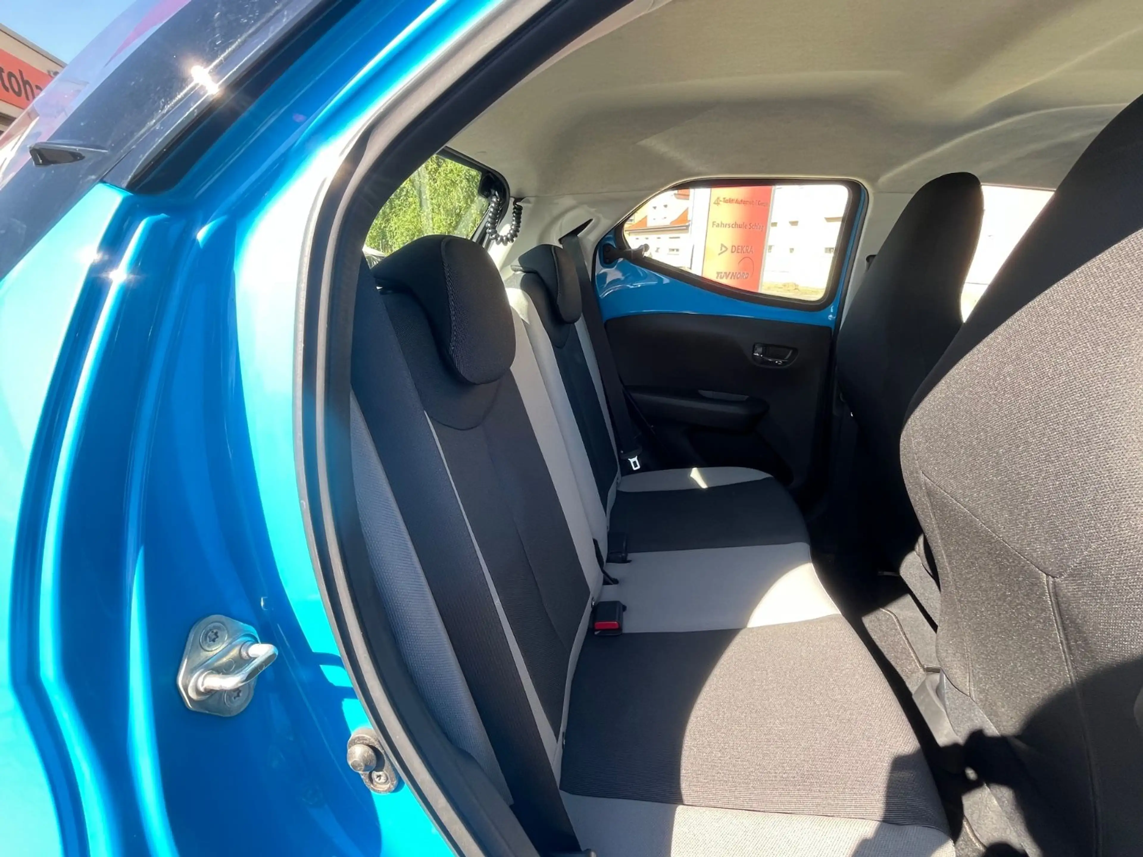 Toyota Aygo x-play Team*Automatik*Sitzheizung*Keyless* — photo 22