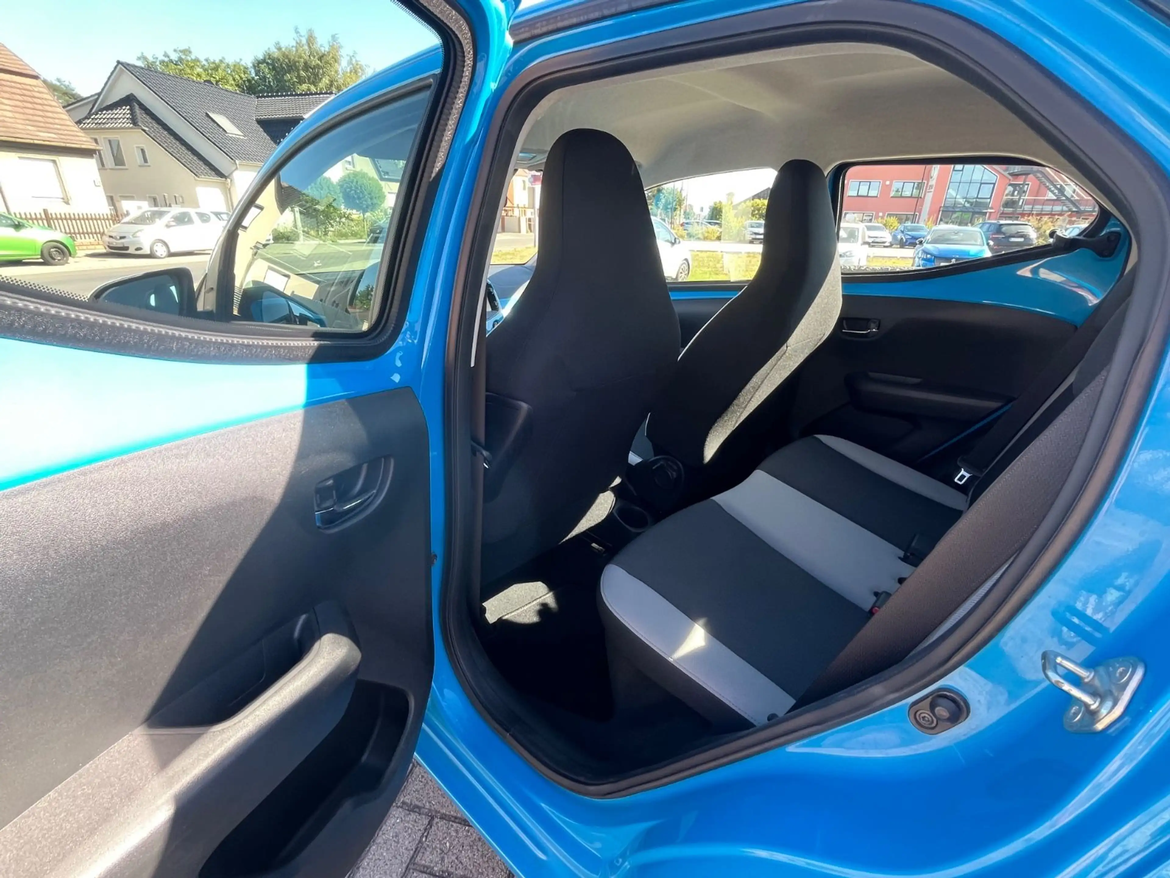 Toyota Aygo x-play Team*Automatik*Sitzheizung*Keyless* — photo 16