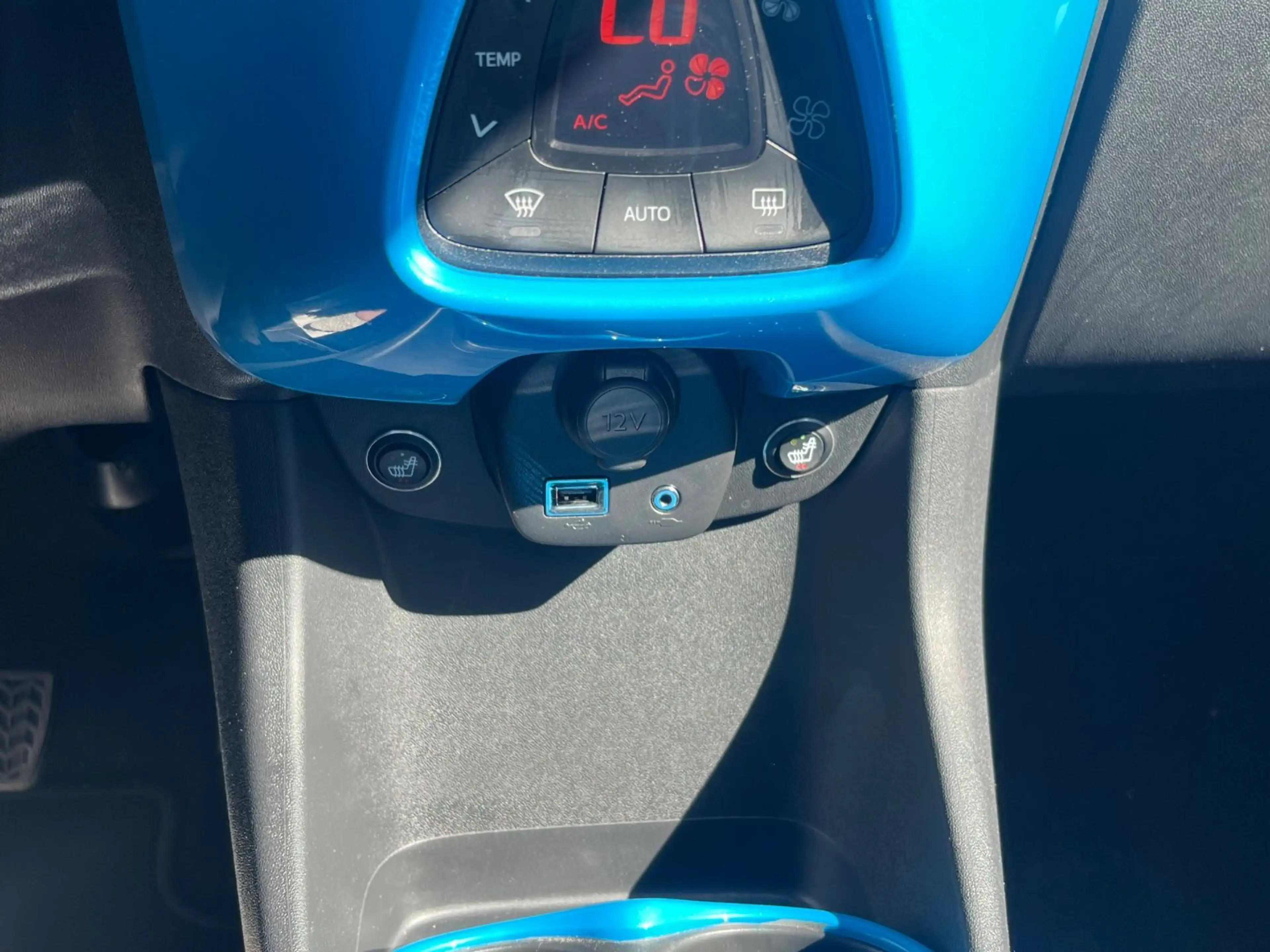 Toyota Aygo x-play Team*Automatik*Sitzheizung*Keyless* — photo 32
