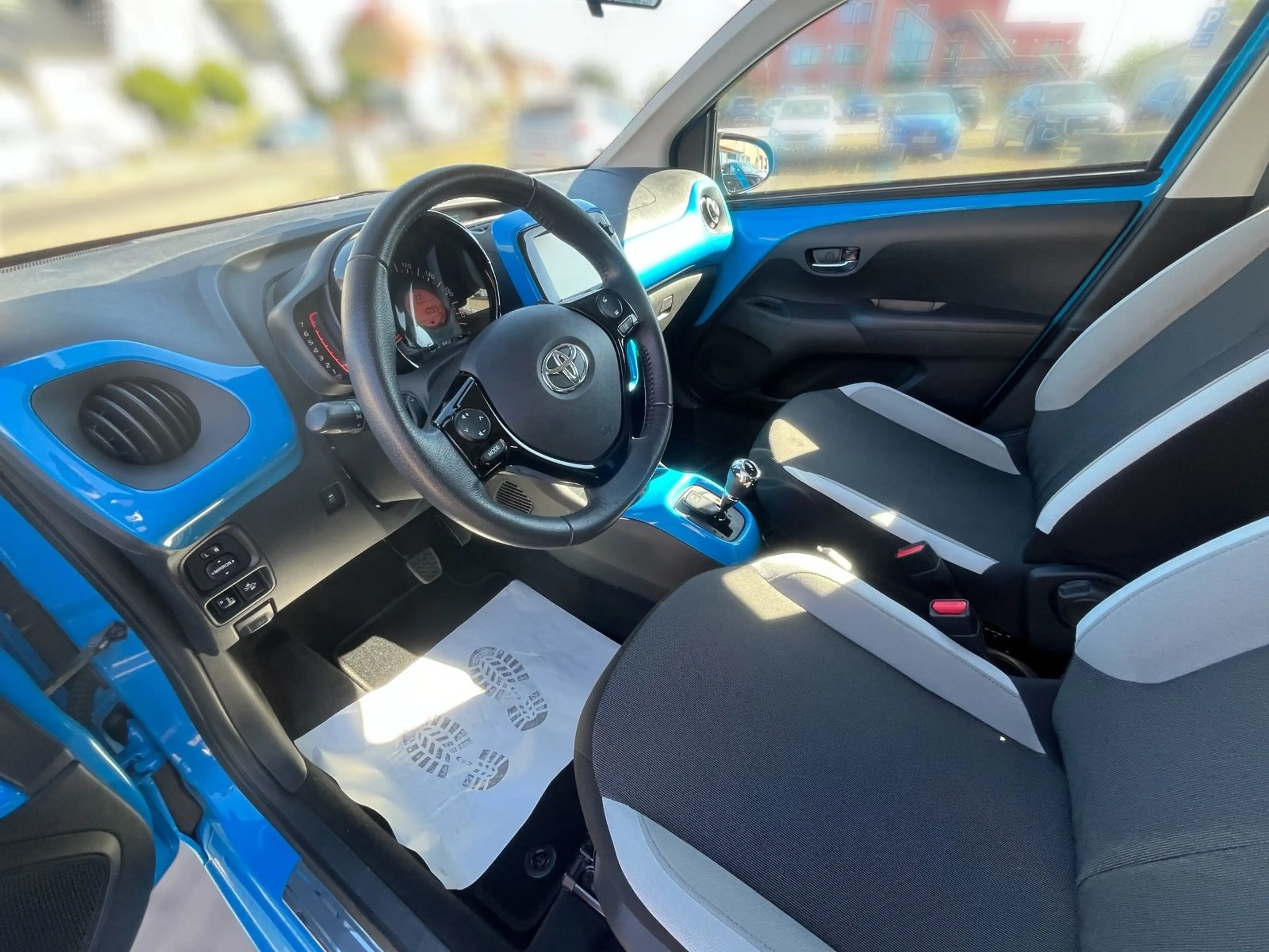 Toyota Aygo x-play Team*Automatik*Sitzheizung*Keyless* — photo 13