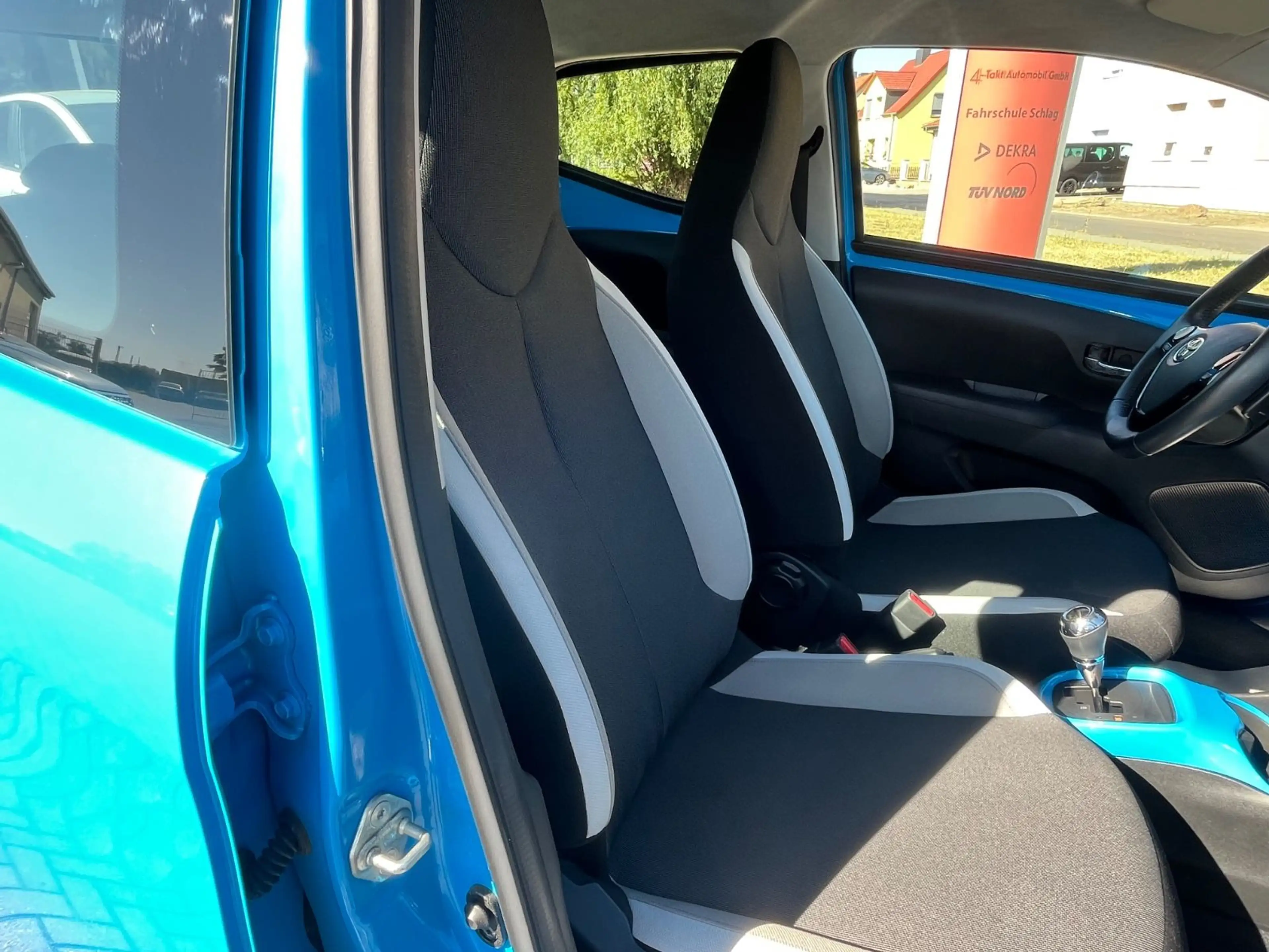Toyota Aygo x-play Team*Automatik*Sitzheizung*Keyless* — photo 24