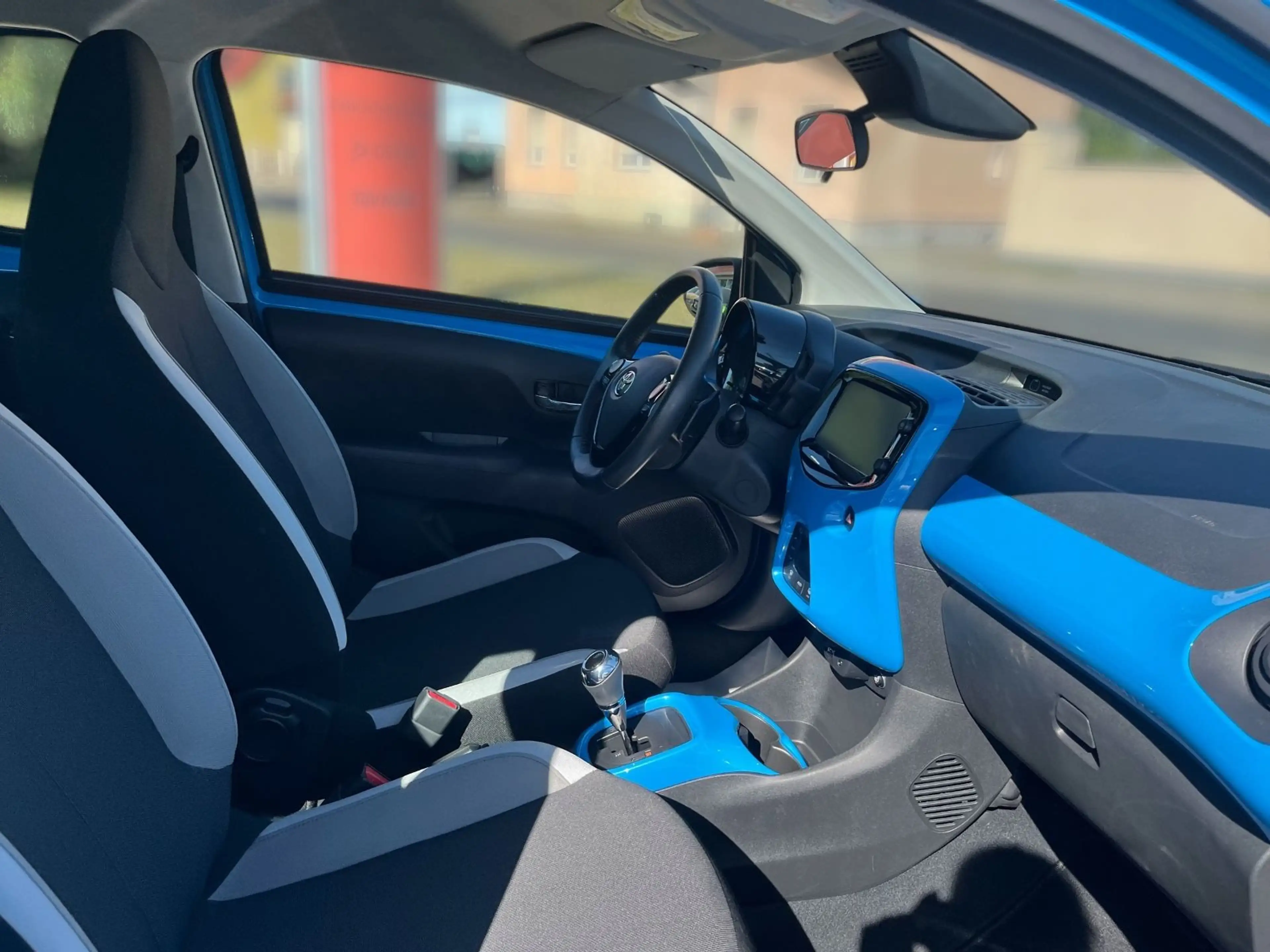 Toyota Aygo x-play Team*Automatik*Sitzheizung*Keyless* — photo 21