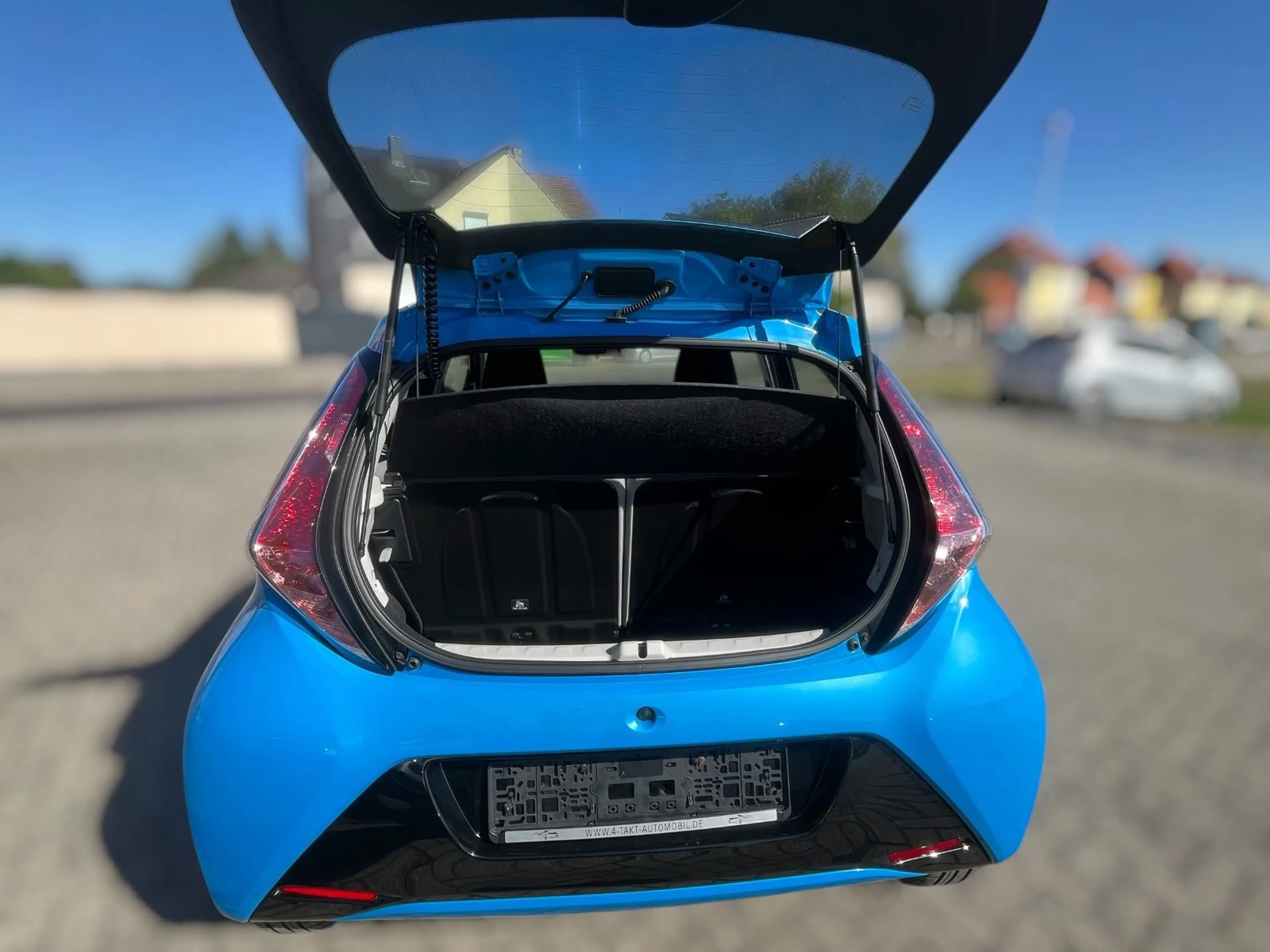 Toyota Aygo x-play Team*Automatik*Sitzheizung*Keyless* — photo 8