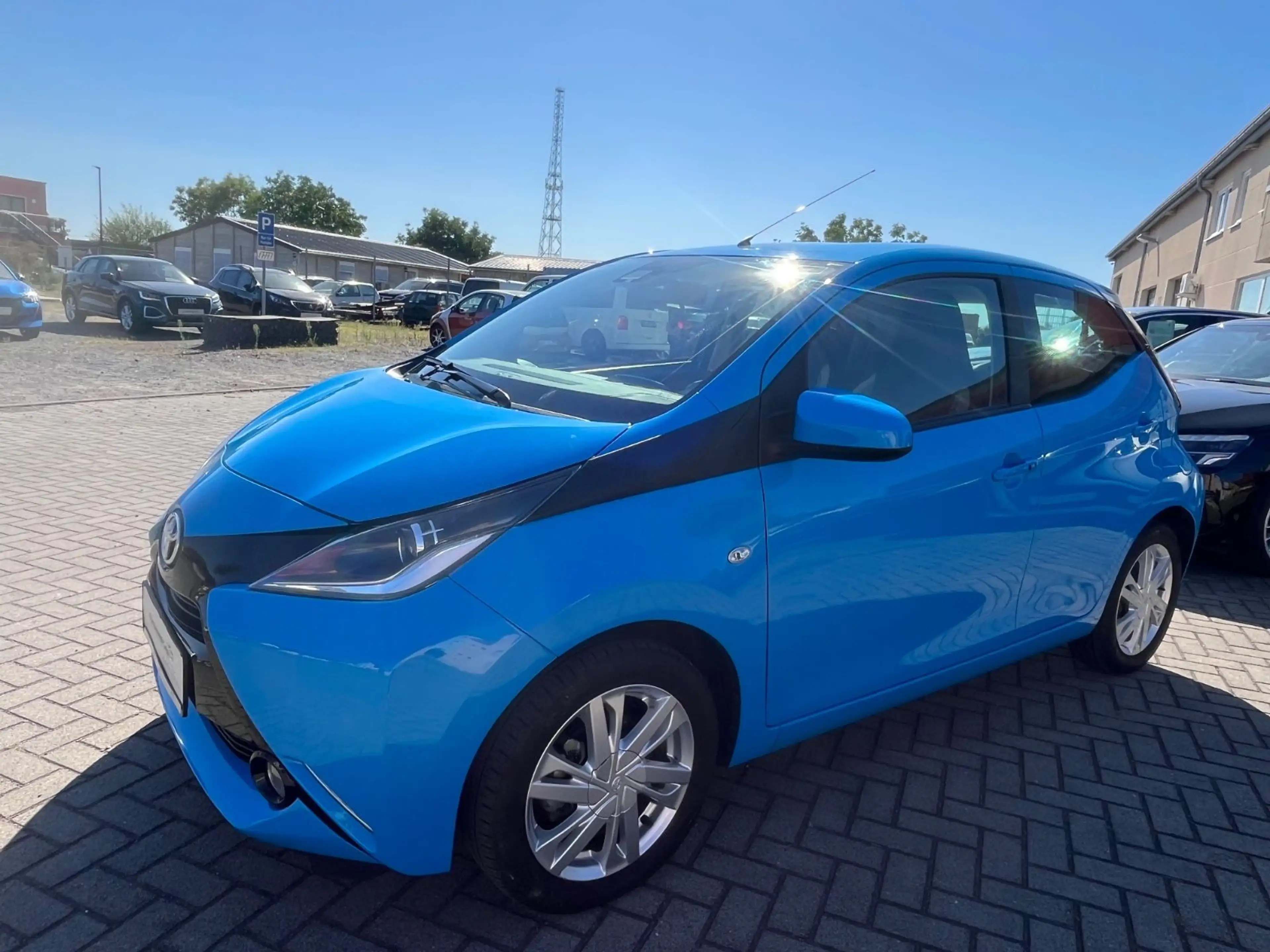 Toyota Aygo x-play Team*Automatik*Sitzheizung*Keyless* — photo 5