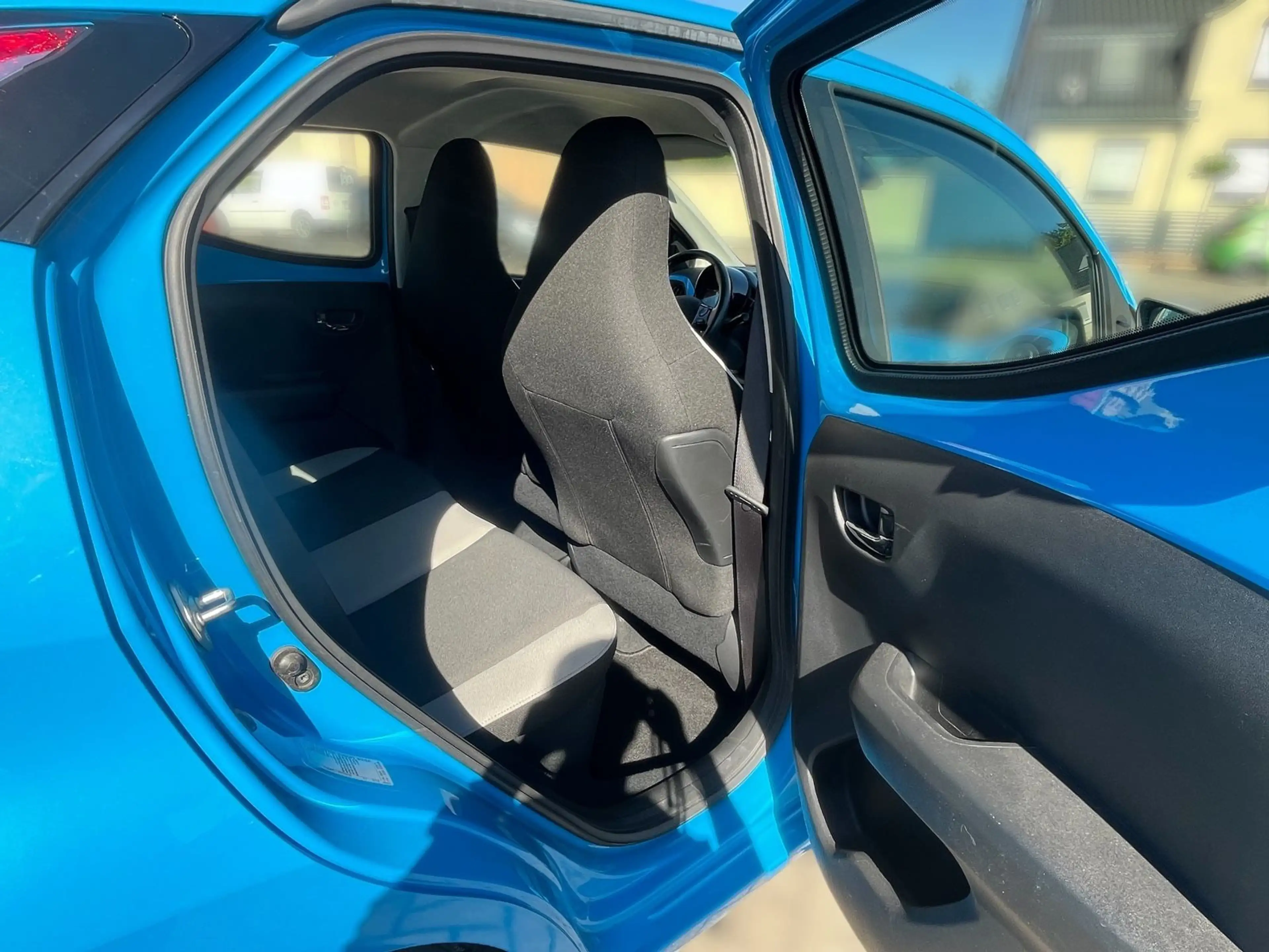 Toyota Aygo x-play Team*Automatik*Sitzheizung*Keyless* — photo 19