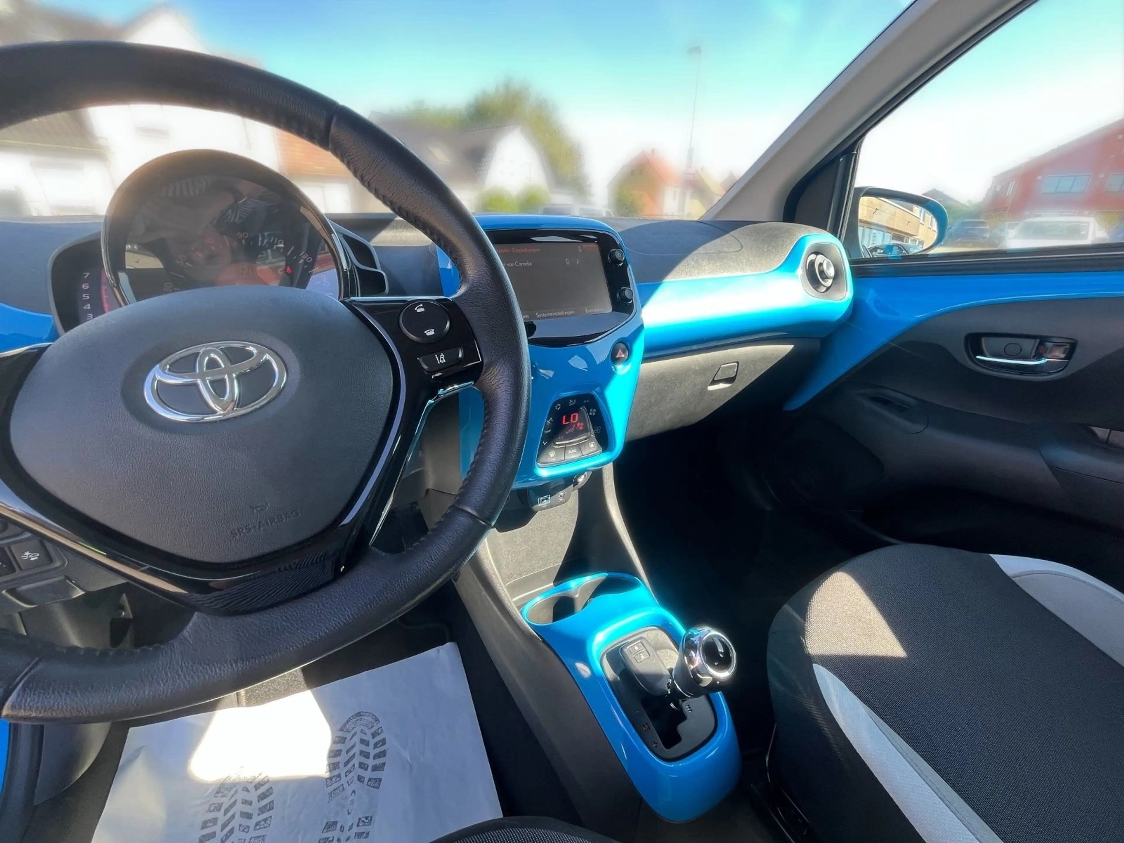Toyota Aygo x-play Team*Automatik*Sitzheizung*Keyless* — photo 30