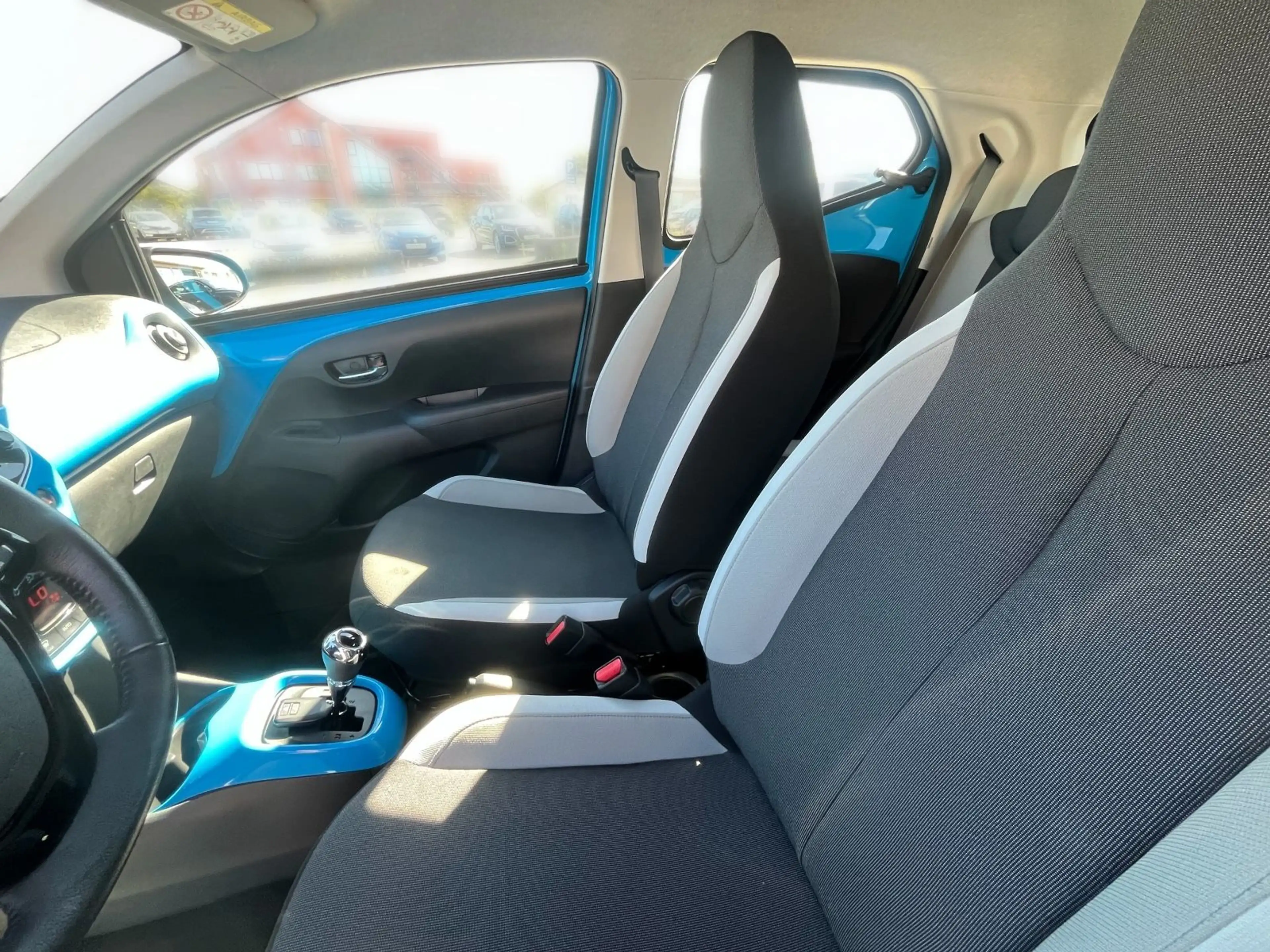 Toyota Aygo x-play Team*Automatik*Sitzheizung*Keyless* — photo 15