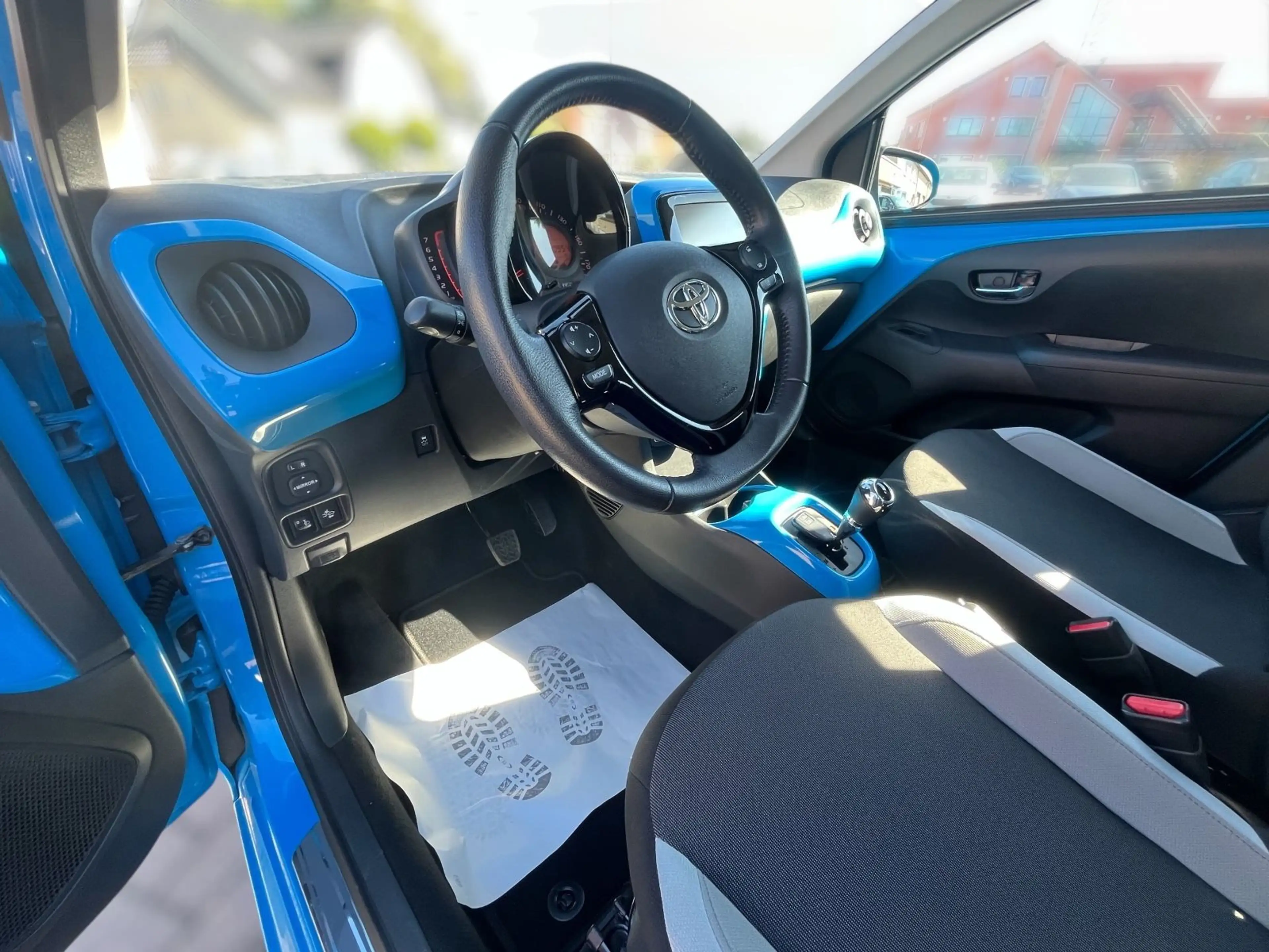 Toyota Aygo x-play Team*Automatik*Sitzheizung*Keyless* — photo 14