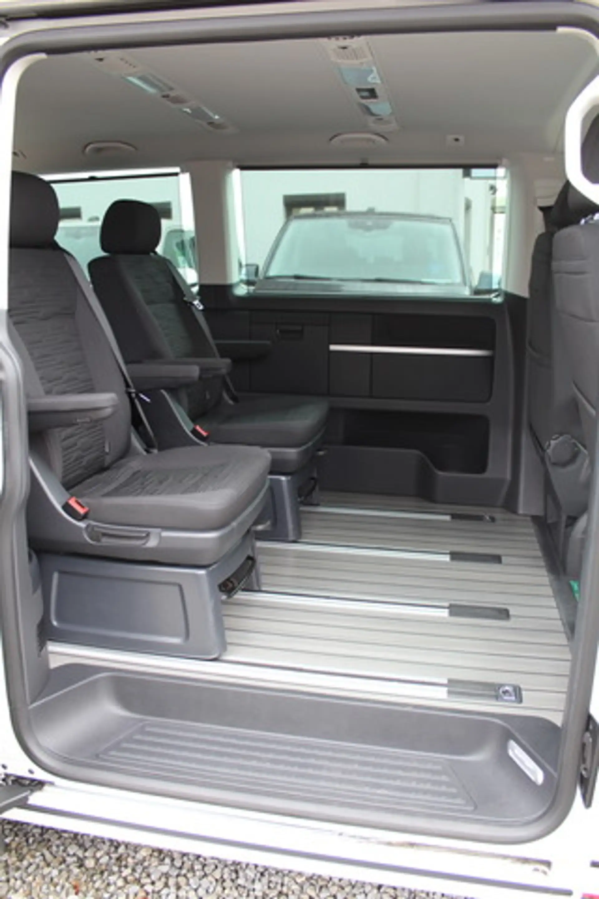 Volkswagen T6.1 Multivan Edition 150PS DSG LED Navi ACC AHK — photo 12