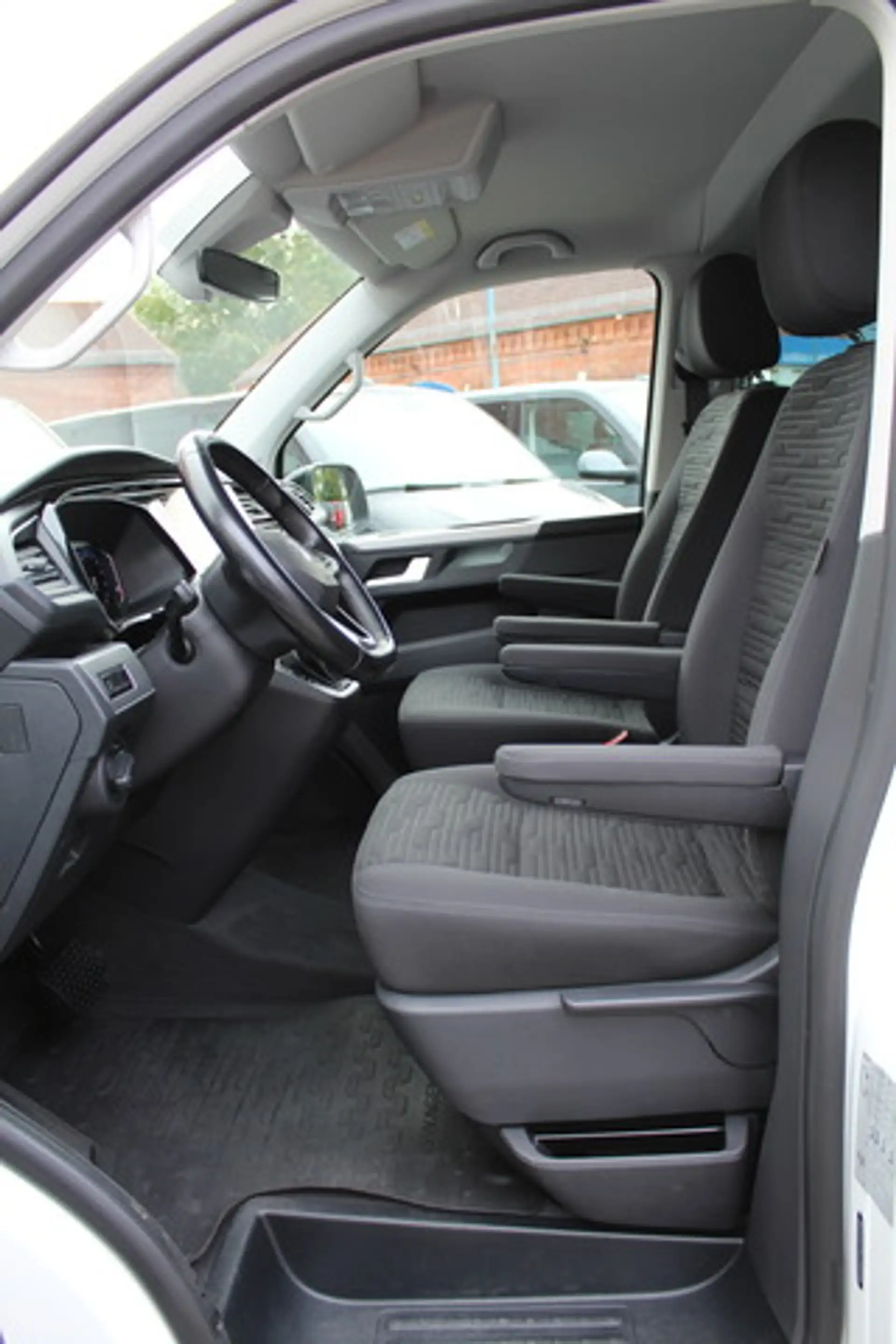 Volkswagen T6.1 Multivan Edition 150PS DSG LED Navi ACC AHK — photo 4