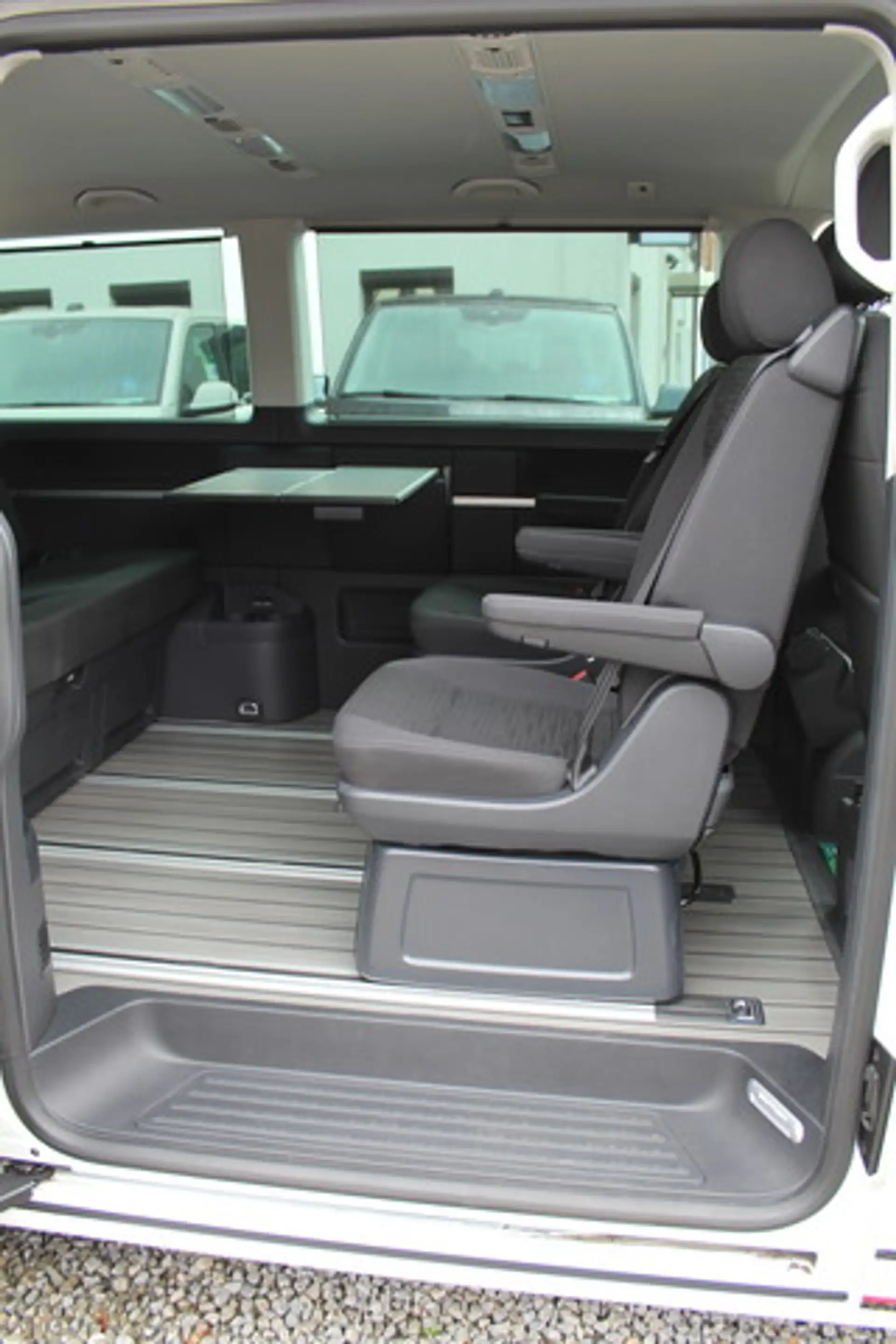 Volkswagen T6.1 Multivan Edition 150PS DSG LED Navi ACC AHK — photo 14