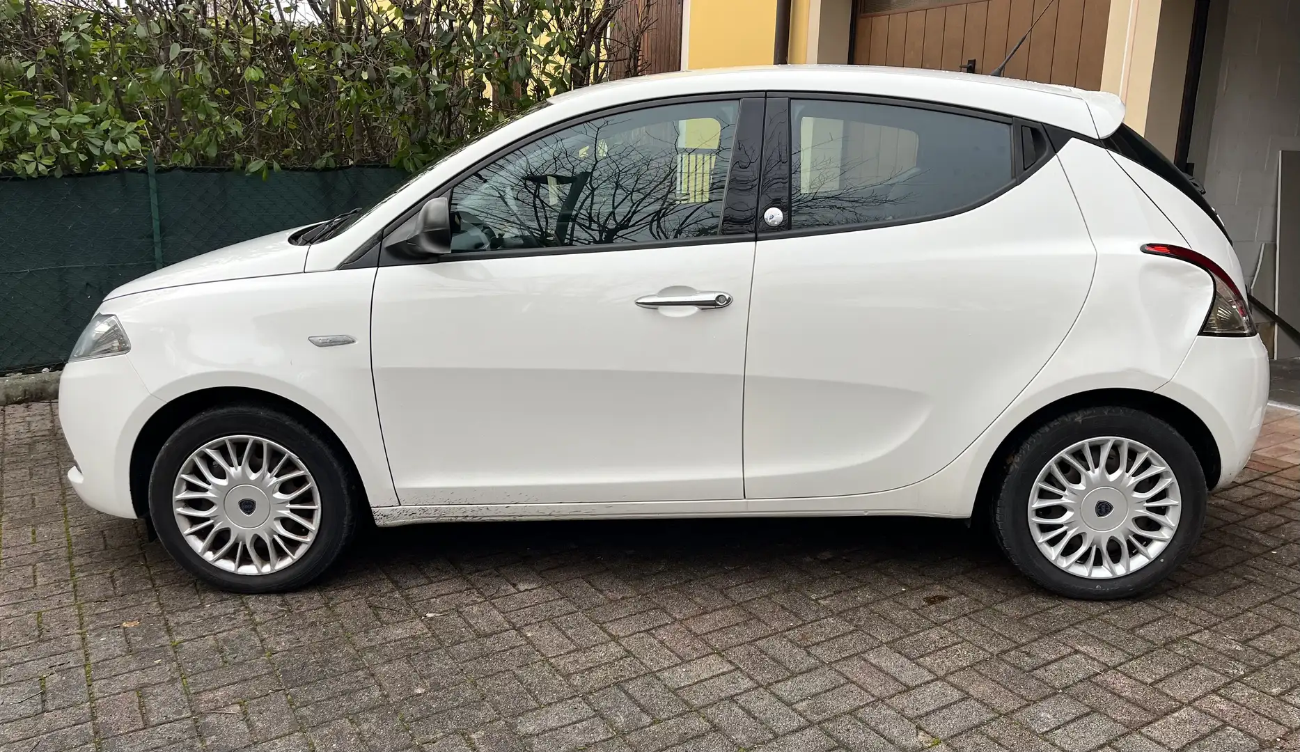 Lancia Ypsilon Ypsilon III 2015 1.2 Silver ecochic Gpl 69cv Wit - 2
