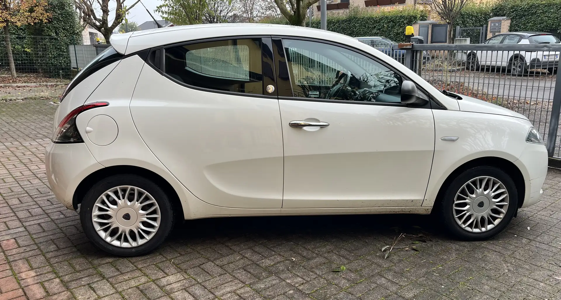 Lancia Ypsilon Ypsilon III 2015 1.2 Silver ecochic Gpl 69cv Wit - 1