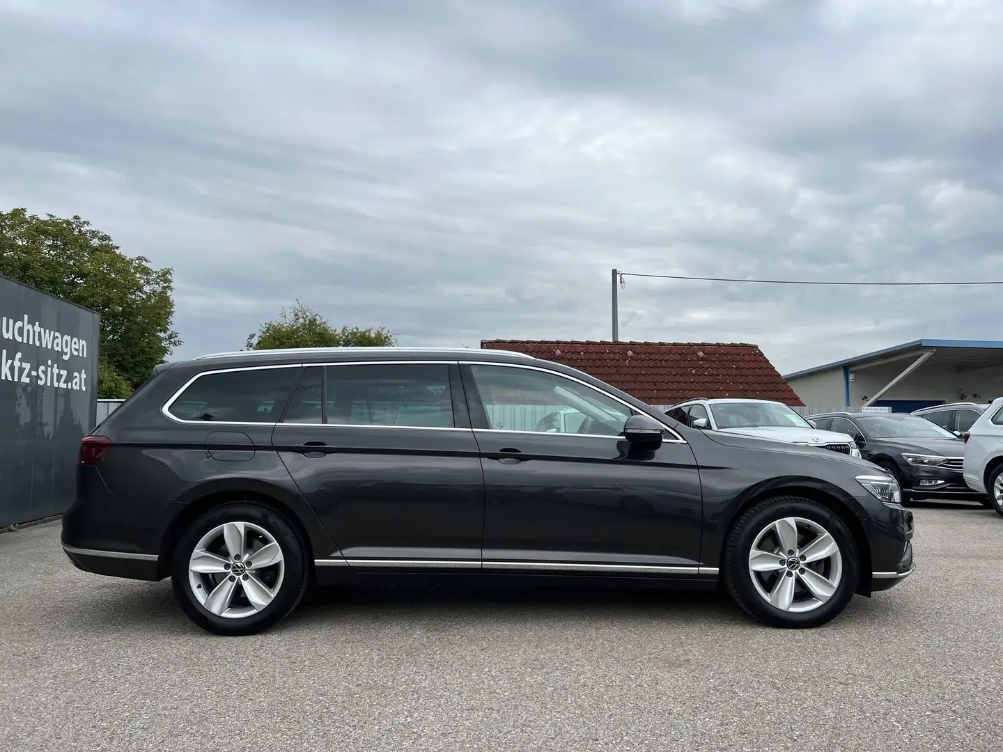 Volkswagen Passat Variant Elegance 2,0 SCR TDI DSG | NP: €63.600 Grau - 2