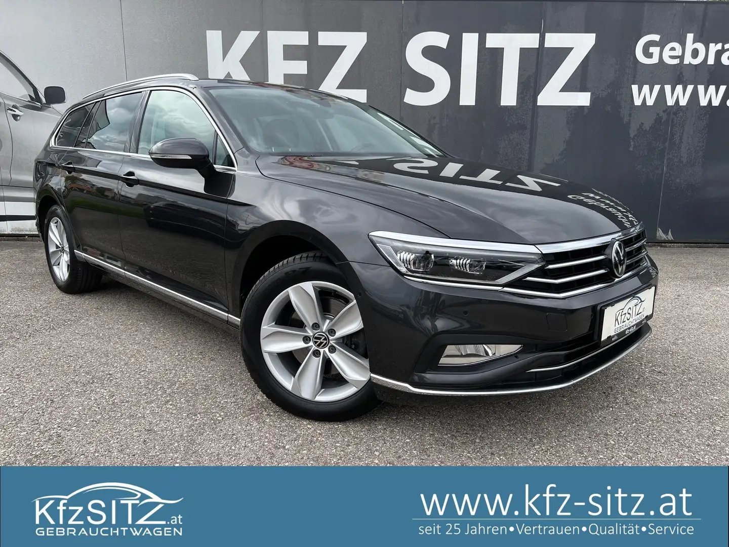 Volkswagen Passat Variant Elegance 2,0 SCR TDI DSG | NP: €63.600 Grau - 1