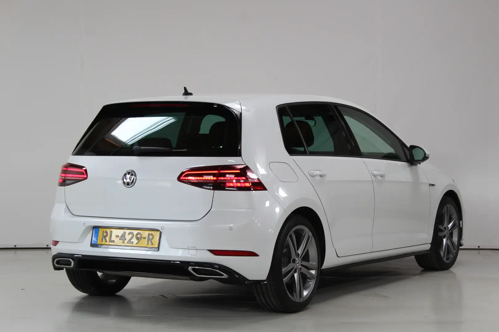 Volkswagen Golf 1.5 TSI Highline Business R | Virtual | Dealer Oh Weiß - 2