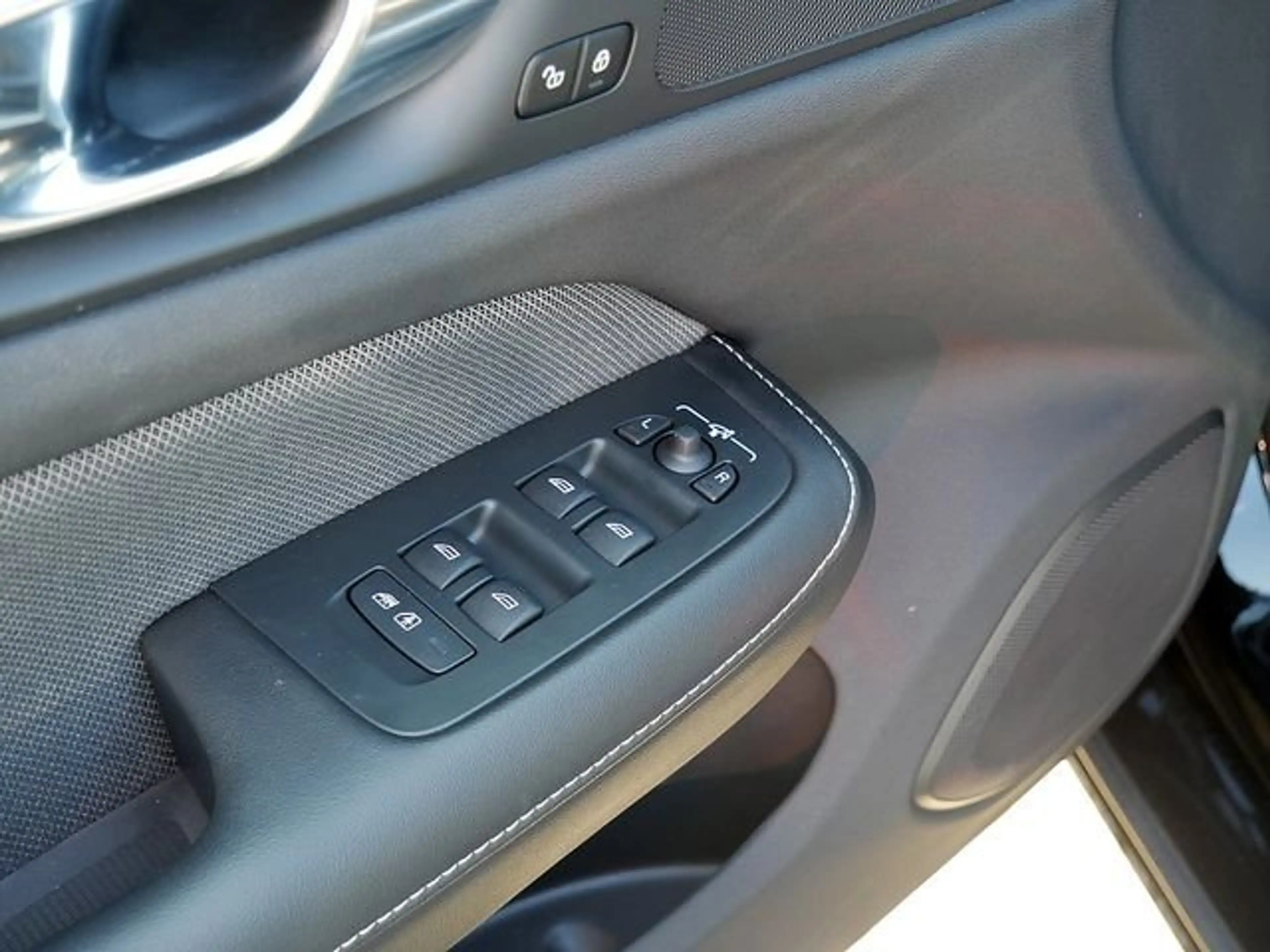 Volvo S60 T8 Twin Engine AWD Plus Dark Plug-In E6d — photo 14
