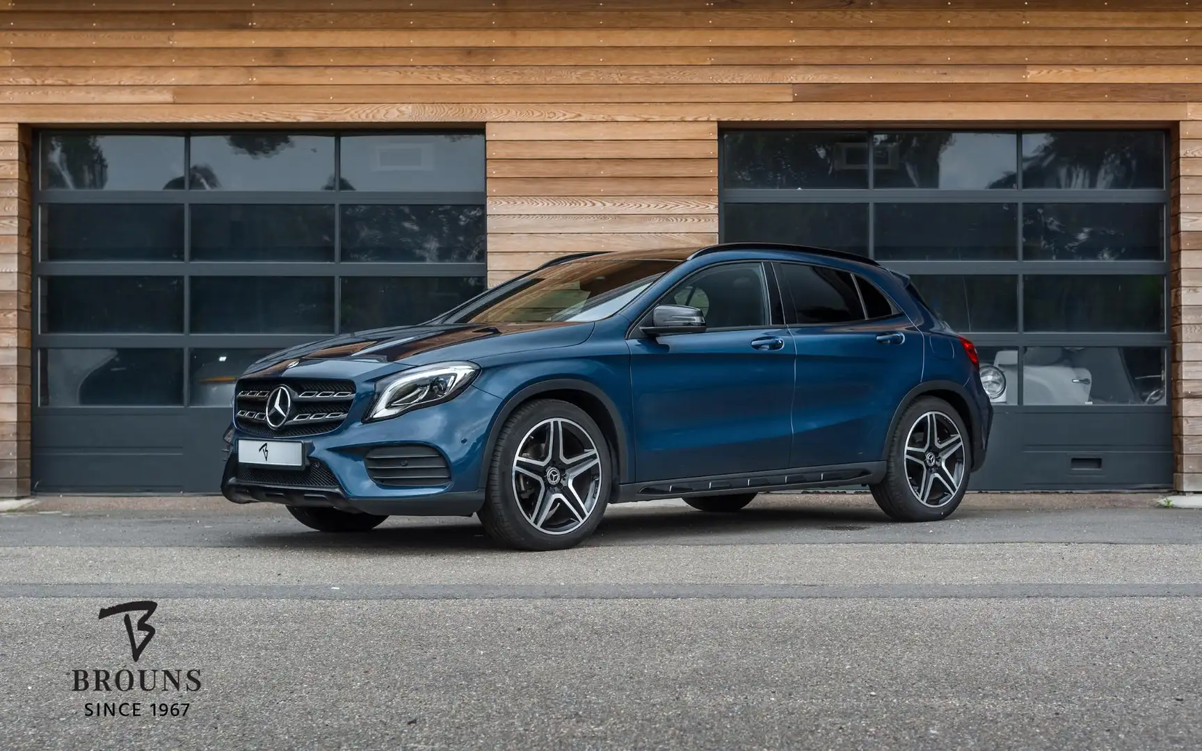 Mercedes-Benz GLA 180 AMG | Panorama | Night | 19" | LED | Camera | Comf Blauw - 1