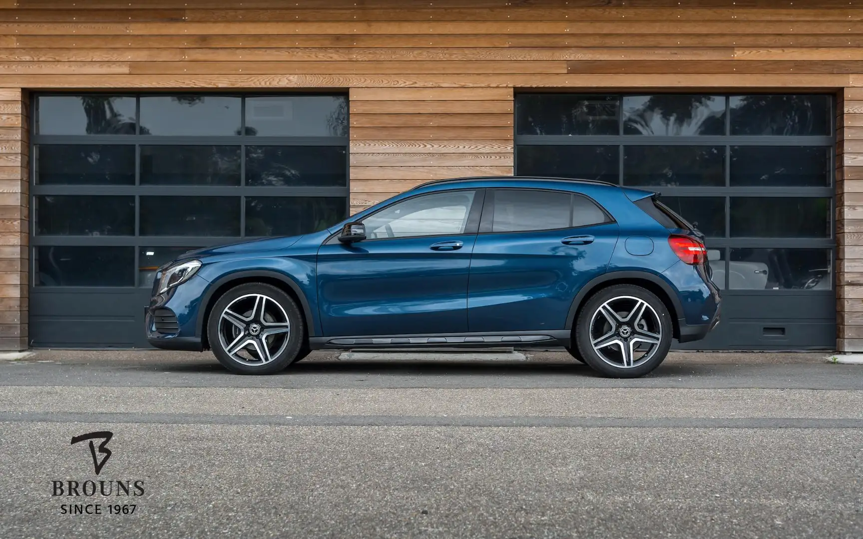 Mercedes-Benz GLA 180 AMG | Panorama | Night | 19" | LED | Camera | Comf Blauw - 2