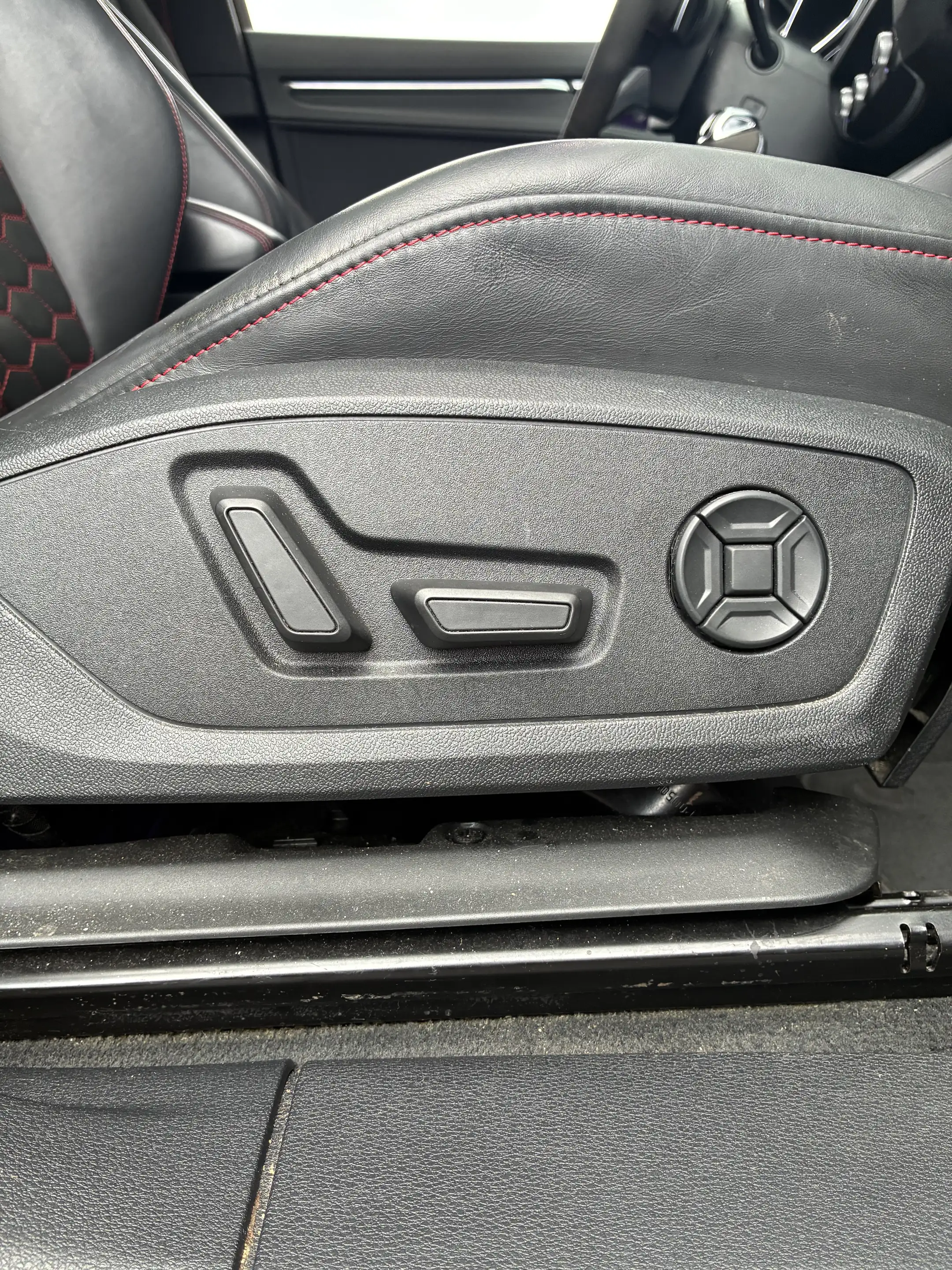 Audi RS Q3 TFSI — photo 14