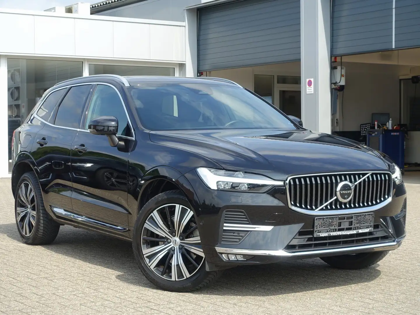Volvo XC60 B5 Diesel Ultimate Bright AWD PANO/HUD/AHK Schwarz - 2