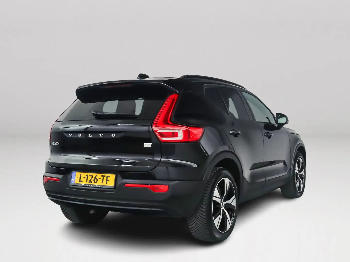 Volvo XC40 Recharge Twin Plus | Parkeercamera | Stoel- en Stu Zwart - 2