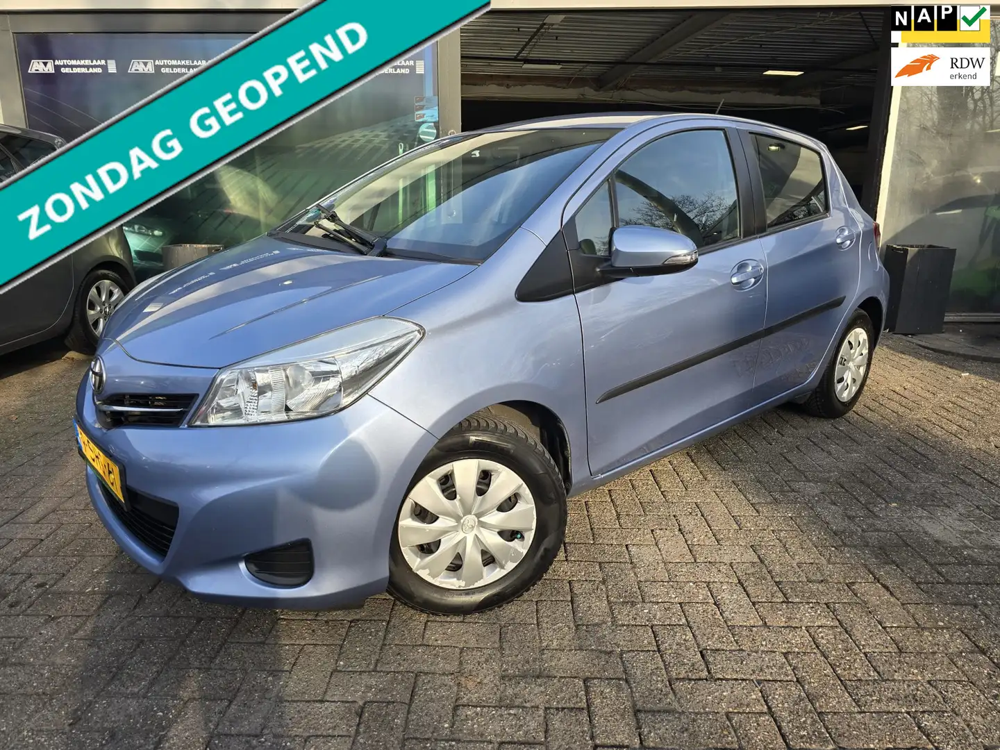 Toyota Yaris 1.0 VVT-i Now | 1E EIGENAAR | 12MND GARANTIE | AIR Blauw - 1