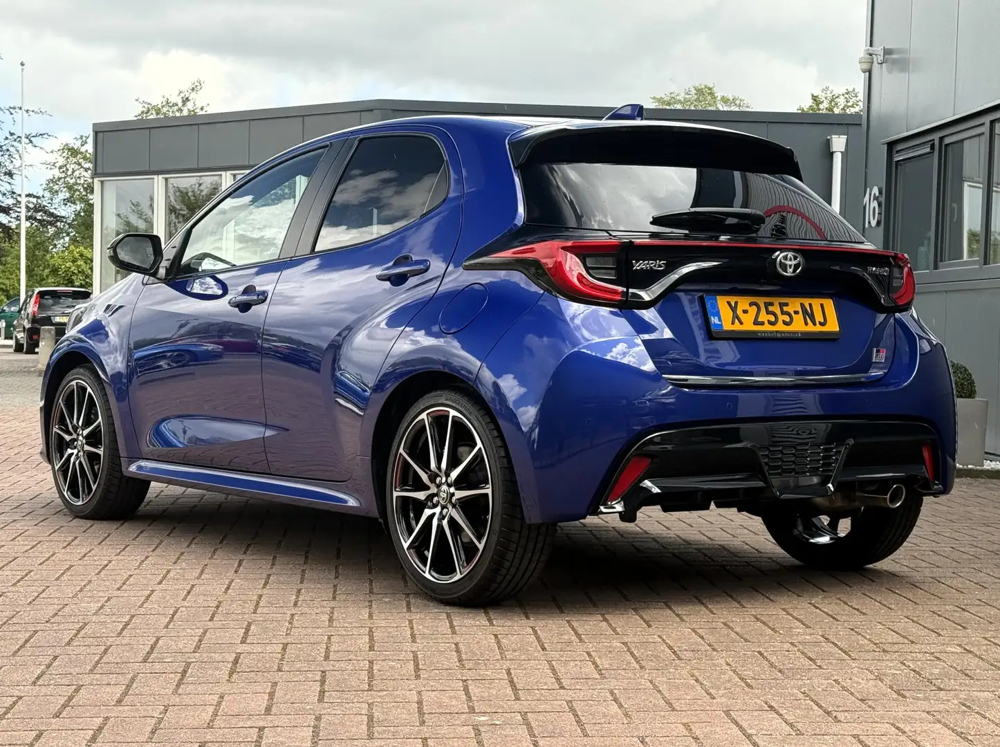 Toyota Yaris 1.5 Hybrid GR Sport / Winterset / NL-auto / Als ni Azul - 2