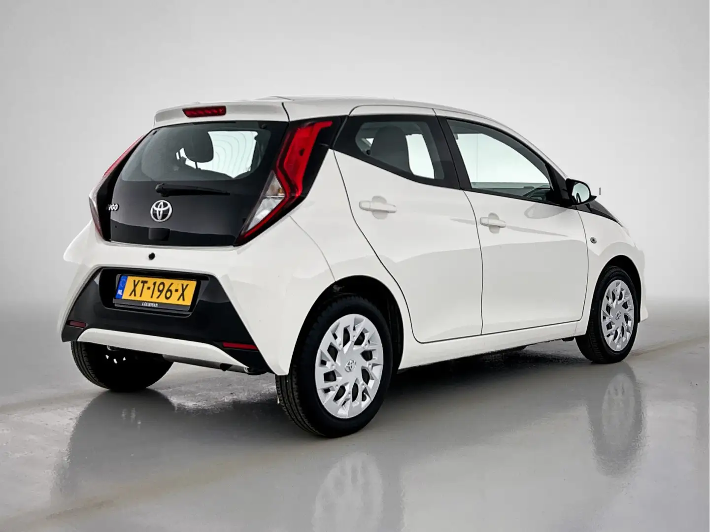 Toyota Aygo 1.0 VVT-i x-play Wit - 2