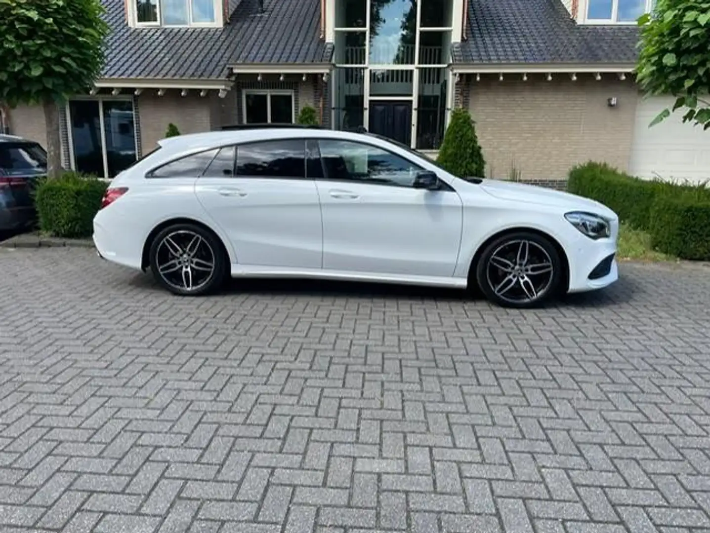 Mercedes-Benz CLA 200 Shooting Brake d AMG LINE PANO CAMERA NAVI - 1