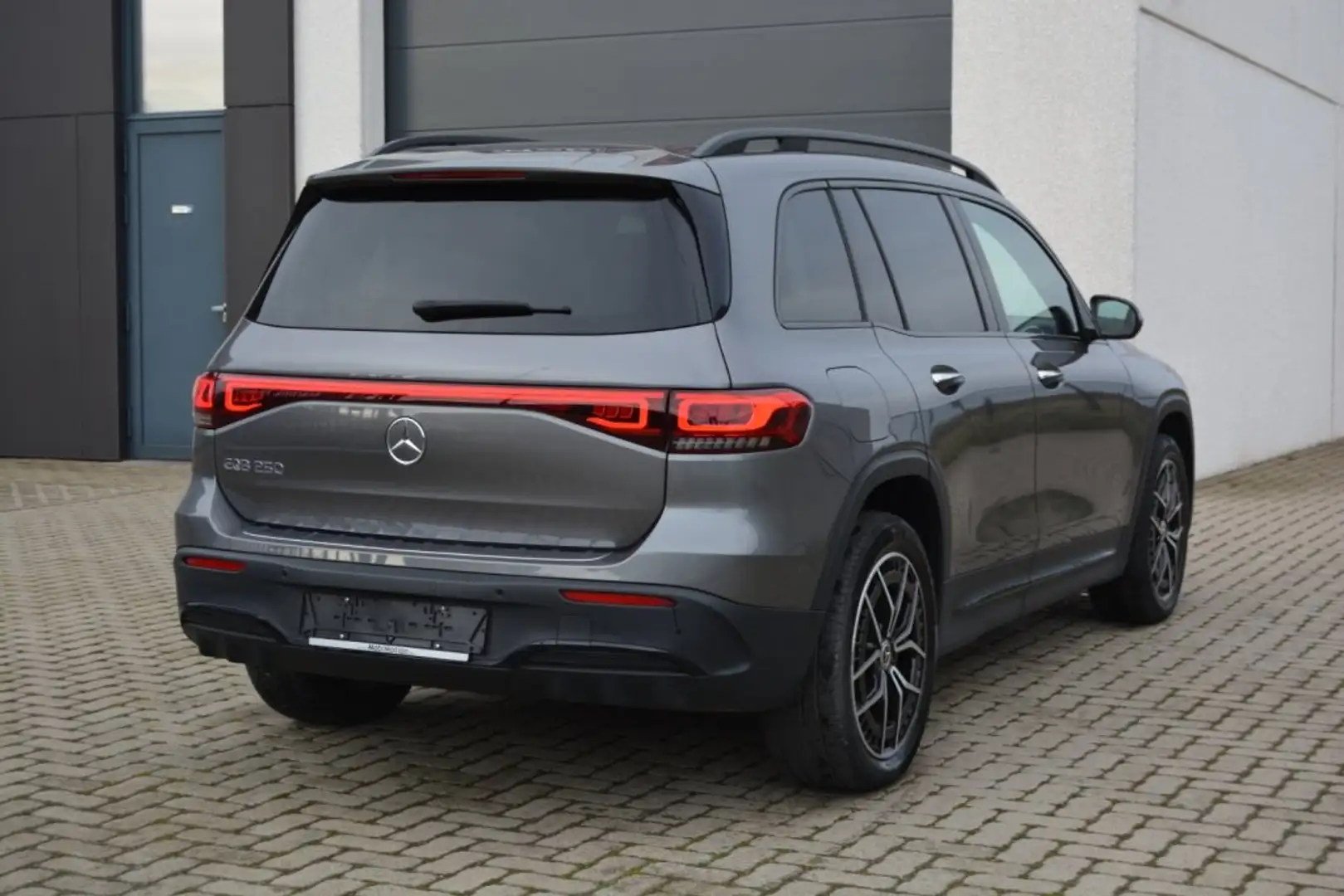Mercedes-Benz EQB 250 AMG Line Navi/Leder/7plaats/Elektrisch Grijs - 2