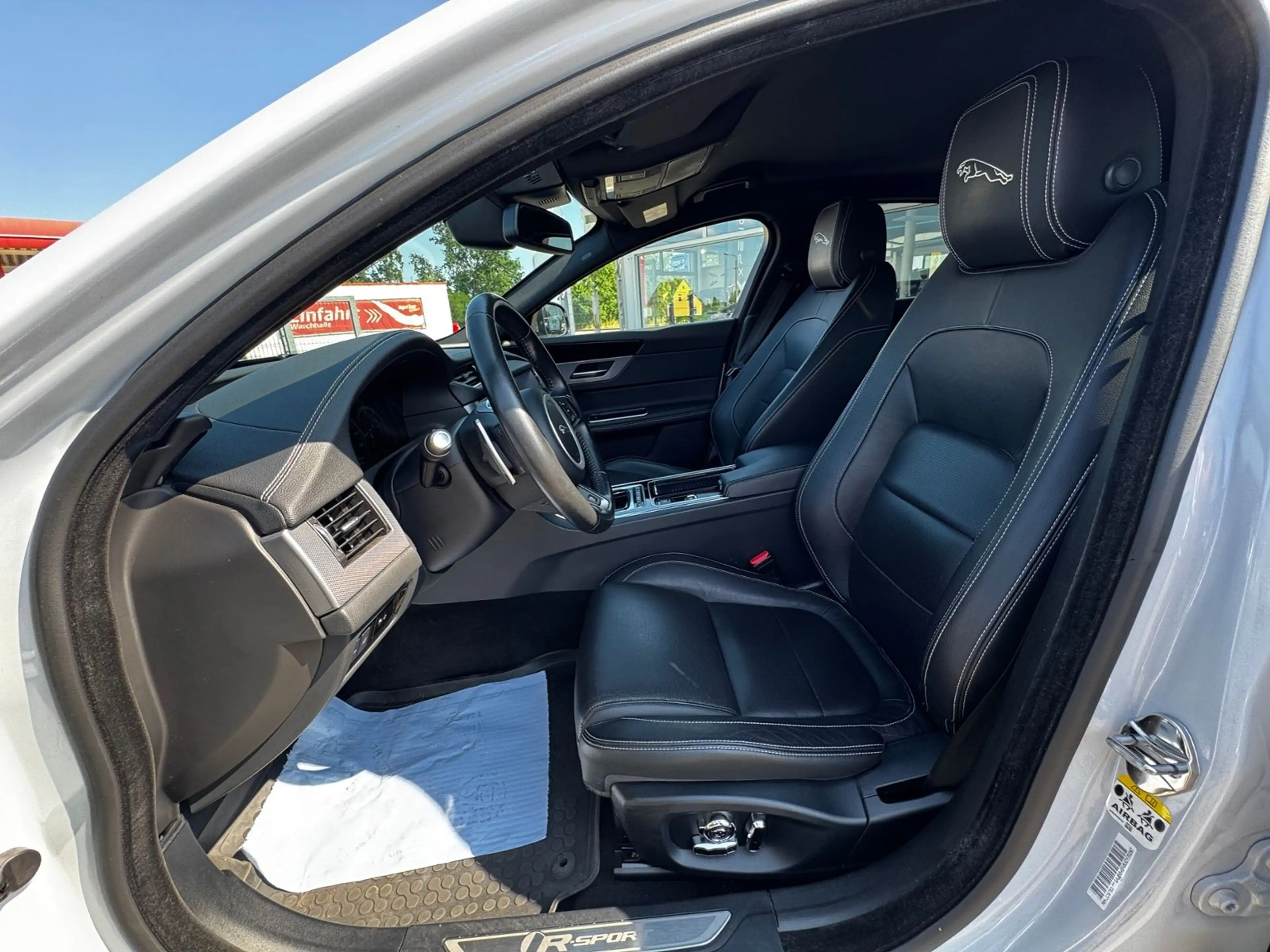 Jaguar XF Ingenium Edition — photo 10