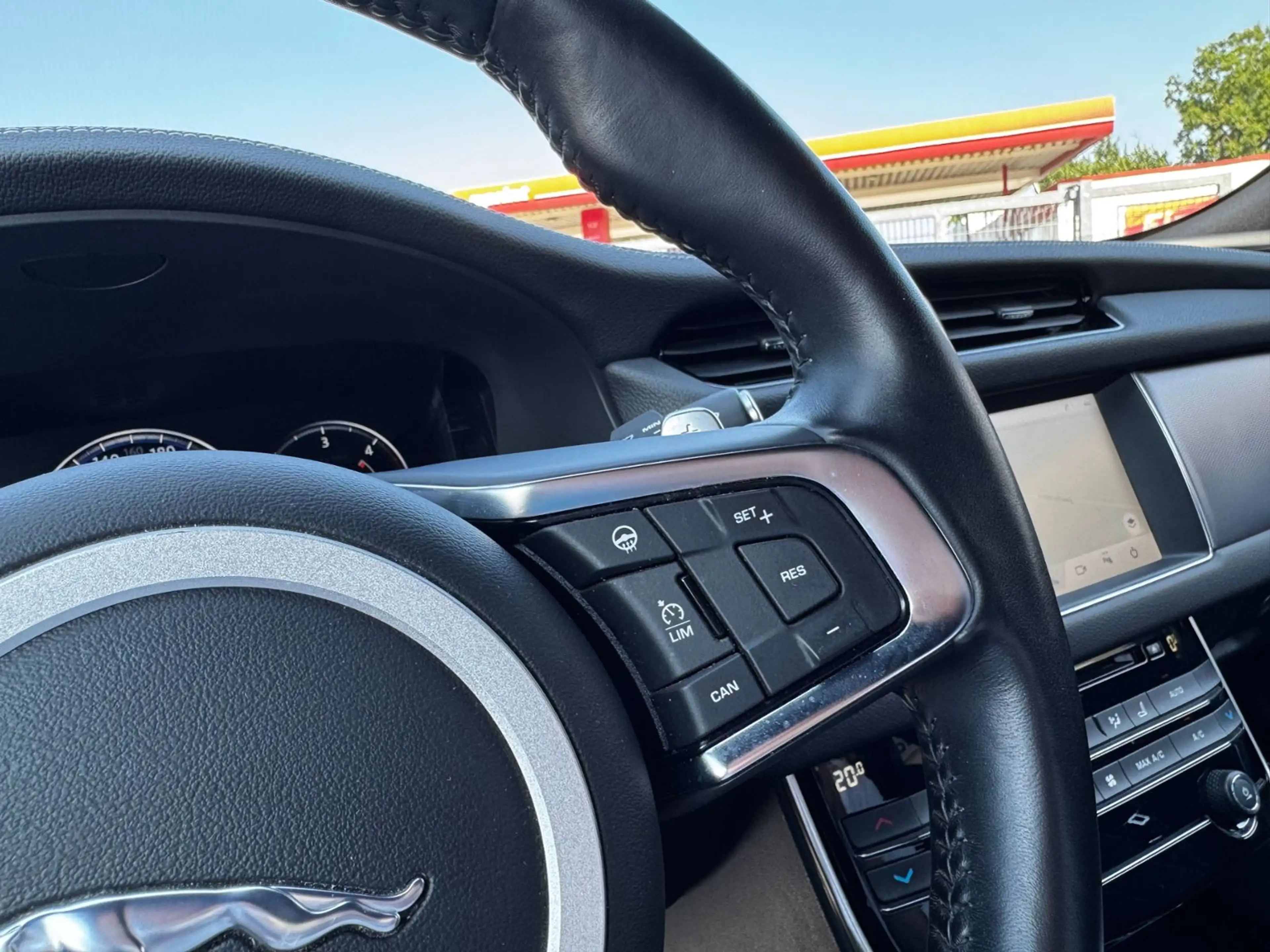 Jaguar XF Ingenium Edition — photo 16