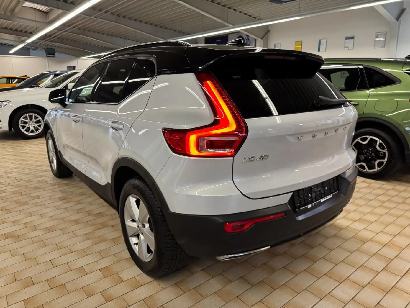 Volvo XC40 R Design AWD *PANO-AHK-KAMERA* Grau - 2