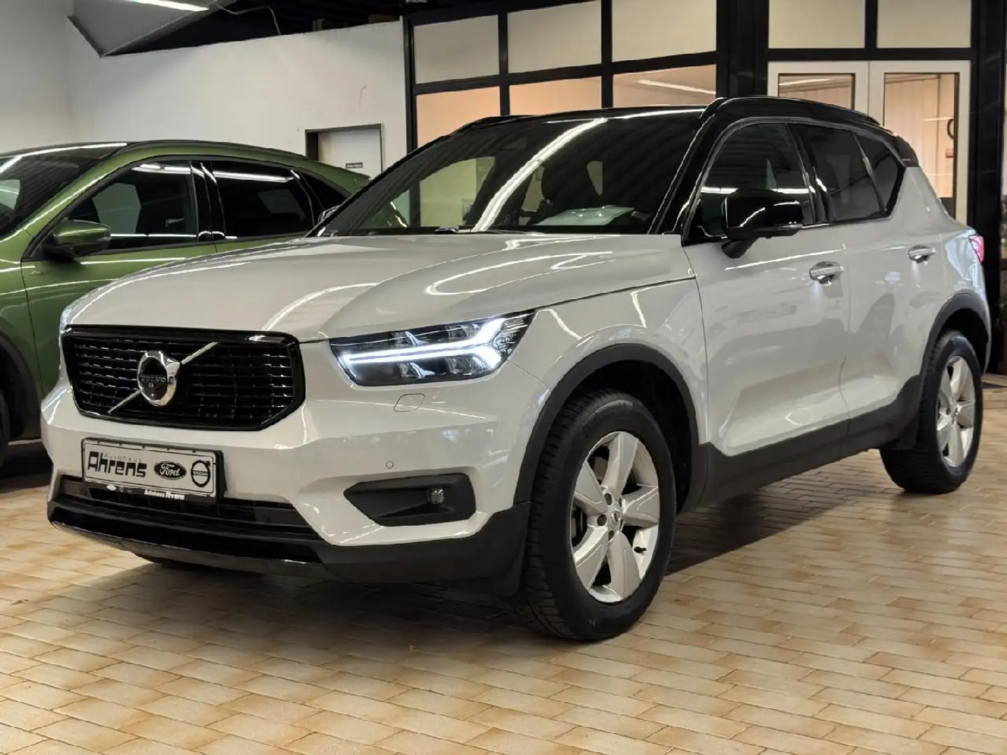 Volvo XC40 R Design AWD *PANO-AHK-KAMERA* Grau - 1