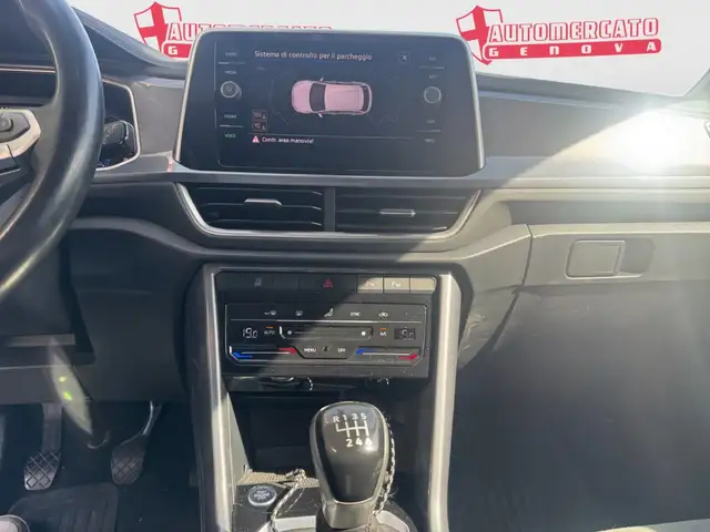 Volkswagen T-Roc view 10
