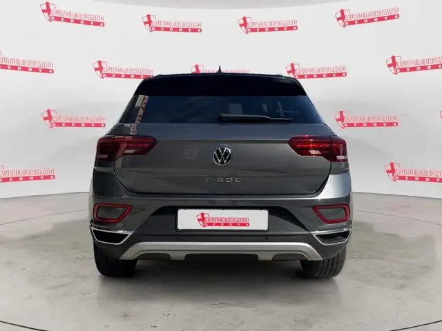 Volkswagen T-Roc view 3