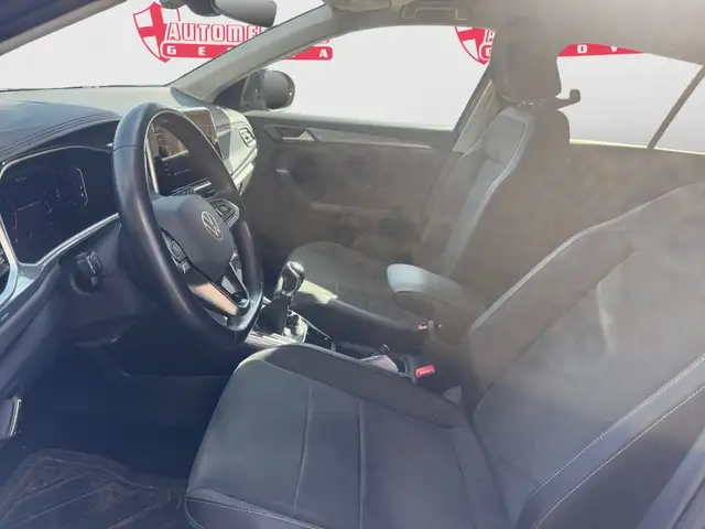 Volkswagen T-Roc view 8