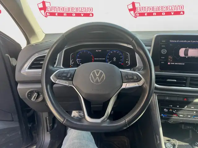 Volkswagen T-Roc view 11