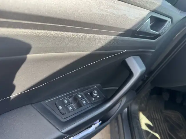 Volkswagen T-Roc view 9
