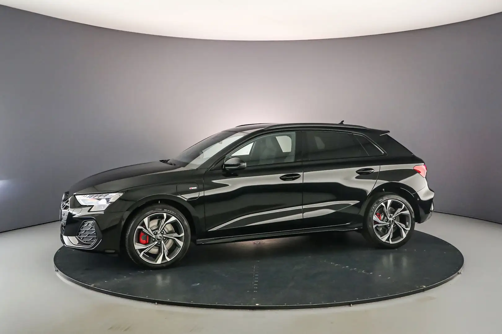 Audi A3 Sportback 45 TFSI e 272pk S edition Zwart - 2