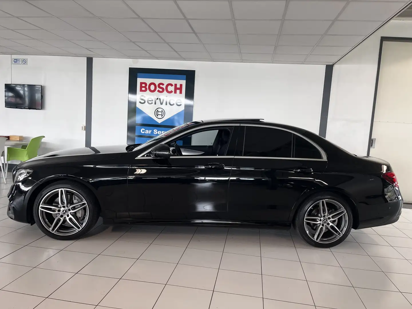 Mercedes-Benz E 200 Business Solution AMG Upgrade Edition Panodak /Cam Schwarz - 2