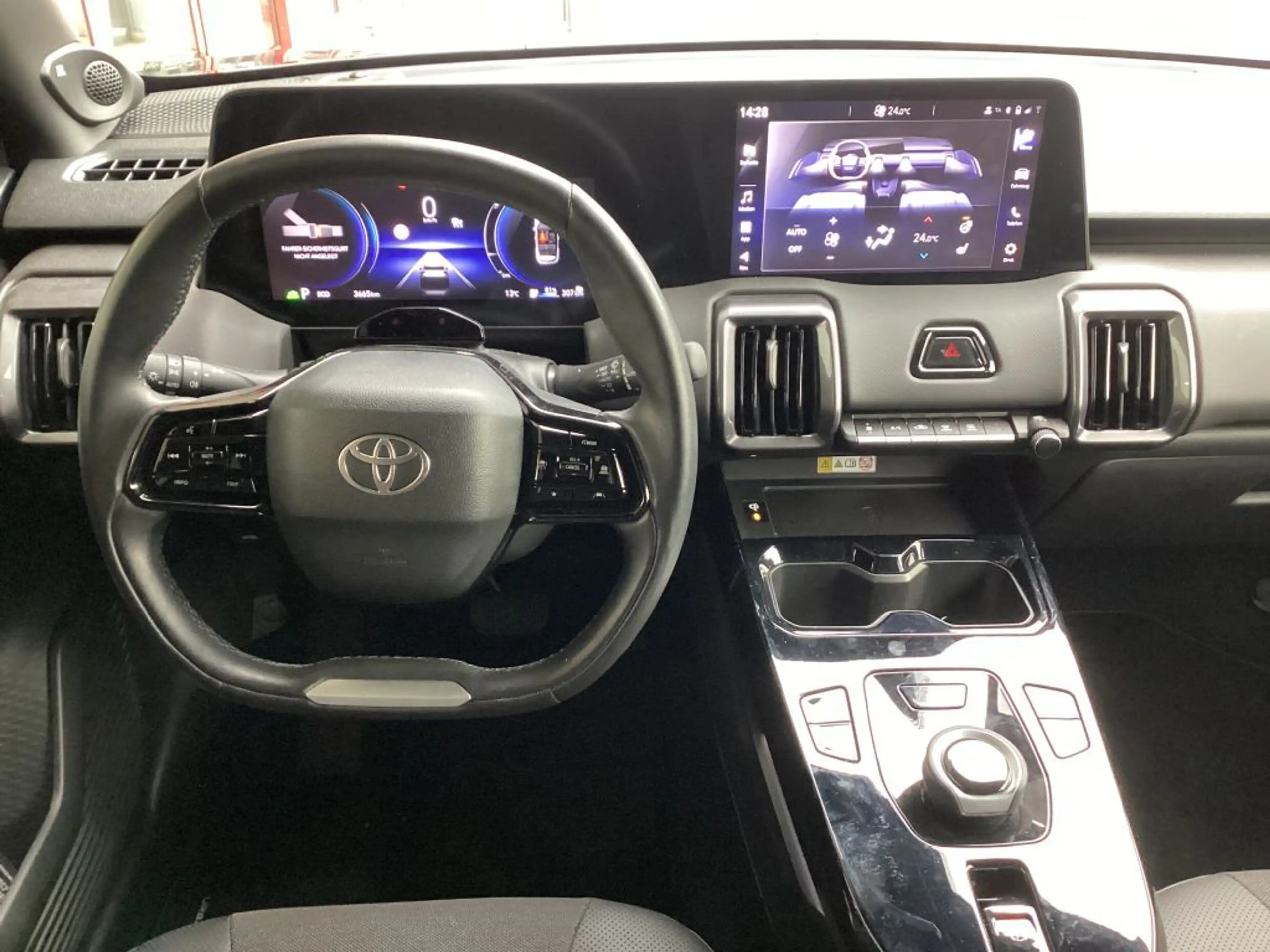 Toyota Urban Cruiser 61kWh Lounge — photo 8