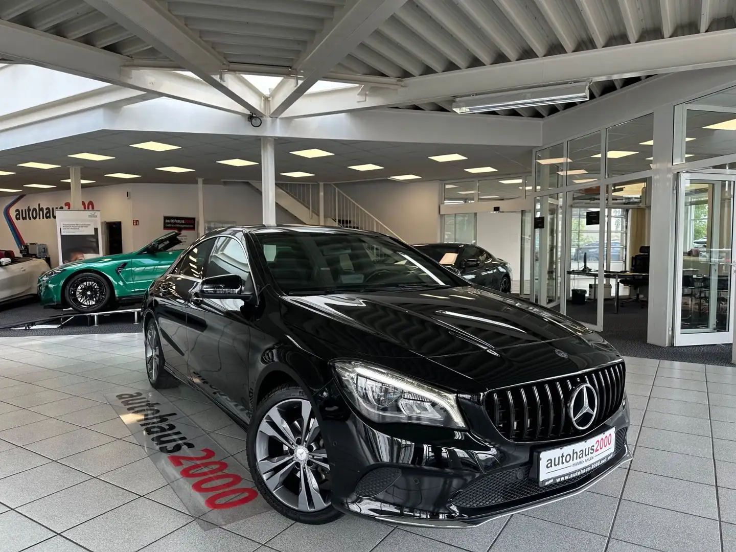 Mercedes-Benz CLA 180 Urban PDC V-H/NAVI/BT crna - 1