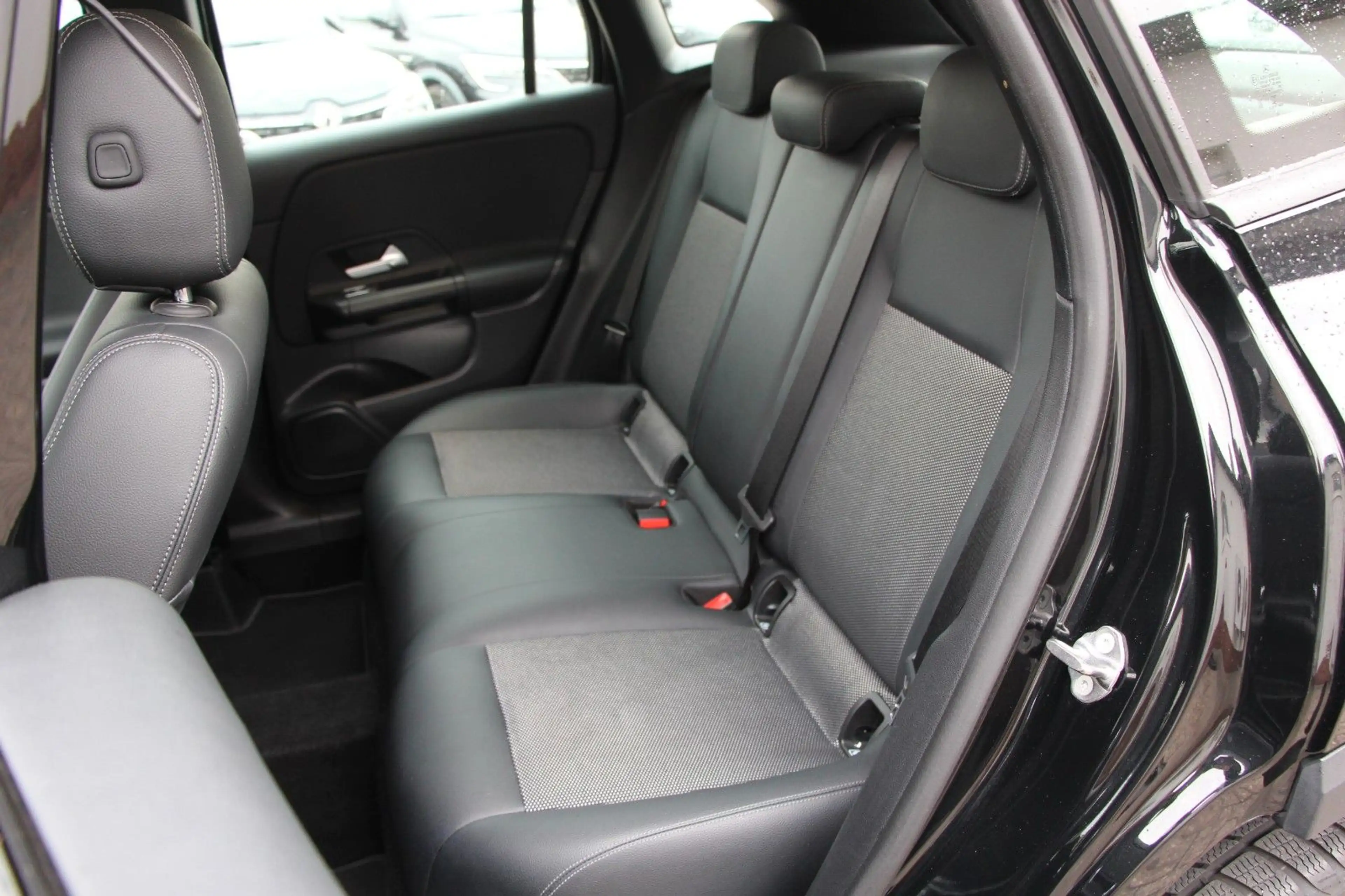 Mercedes-Benz GLA 180 D *NAVI*PDC*AHK — photo 13