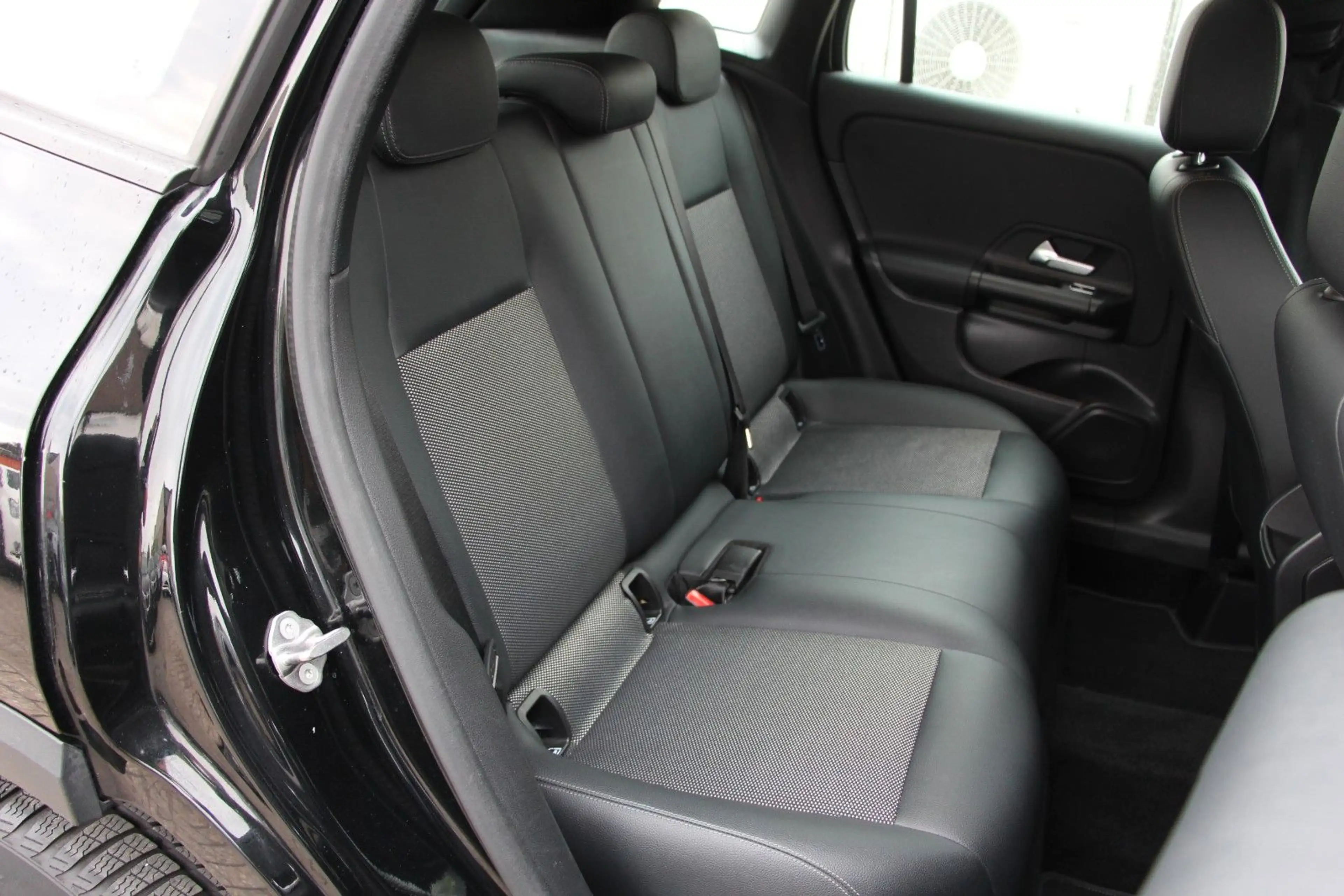 Mercedes-Benz GLA 180 D *NAVI*PDC*AHK — photo 14